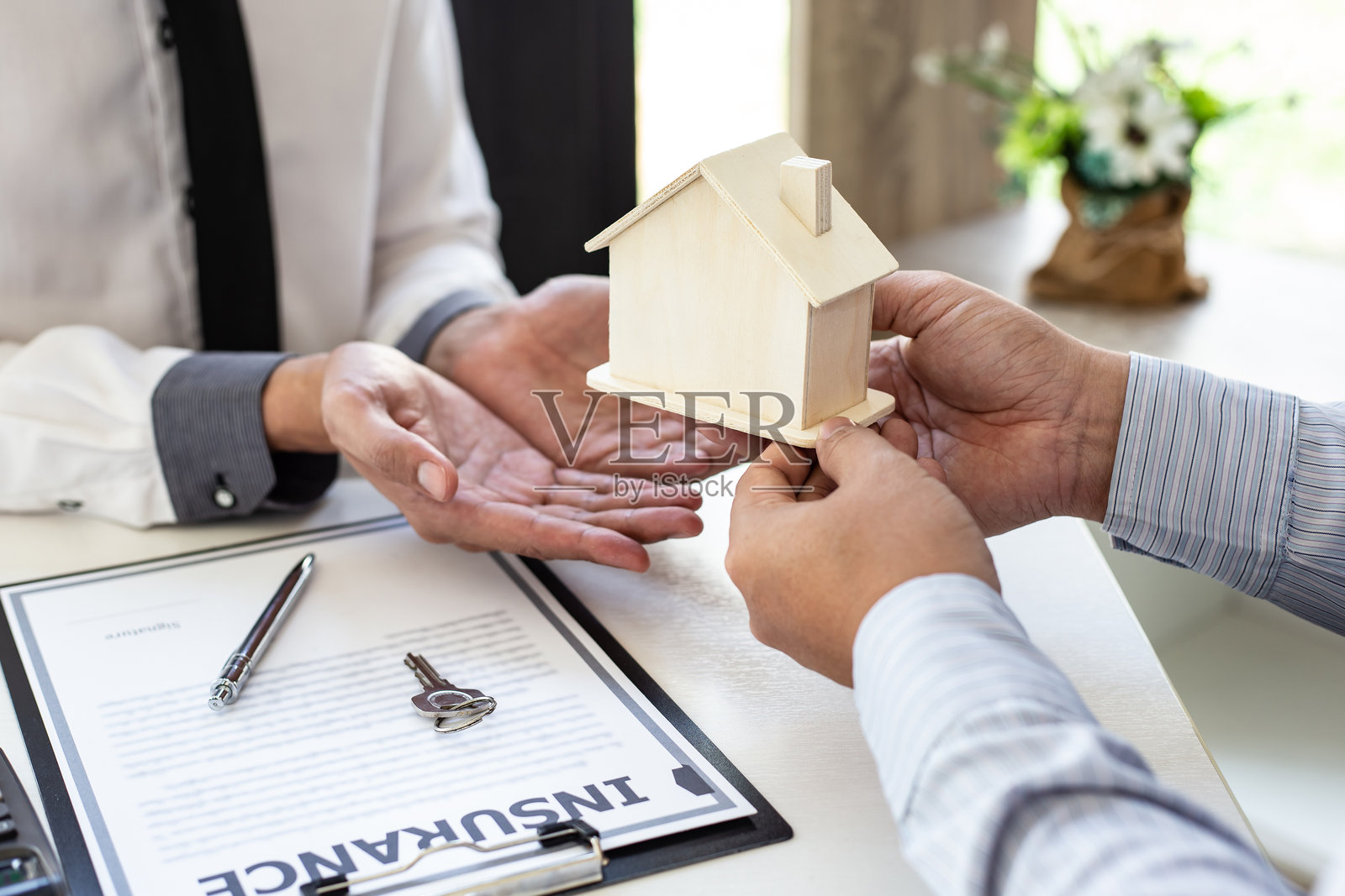 买家的手剪断给在办公室的代理人模型家照片摄影图片
