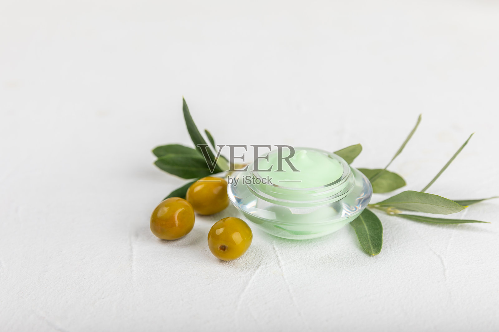 橄榄Spa。精油,面部和身体乳霜,磨砂膏,海盐,橄榄油提取物手工皂。天然的化妆品。美丽的概念。化妆品管。文本空间。本空间照片摄影图片