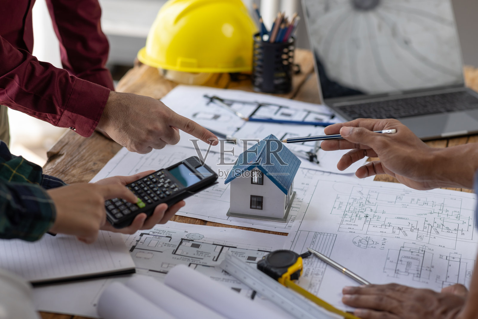 工程师团队会议,建筑师承包商会议,房地产经纪人和公司总裁,以书面形式选择一个模型来建造一个住宅小区,并向国家机构提交。照片摄影图片