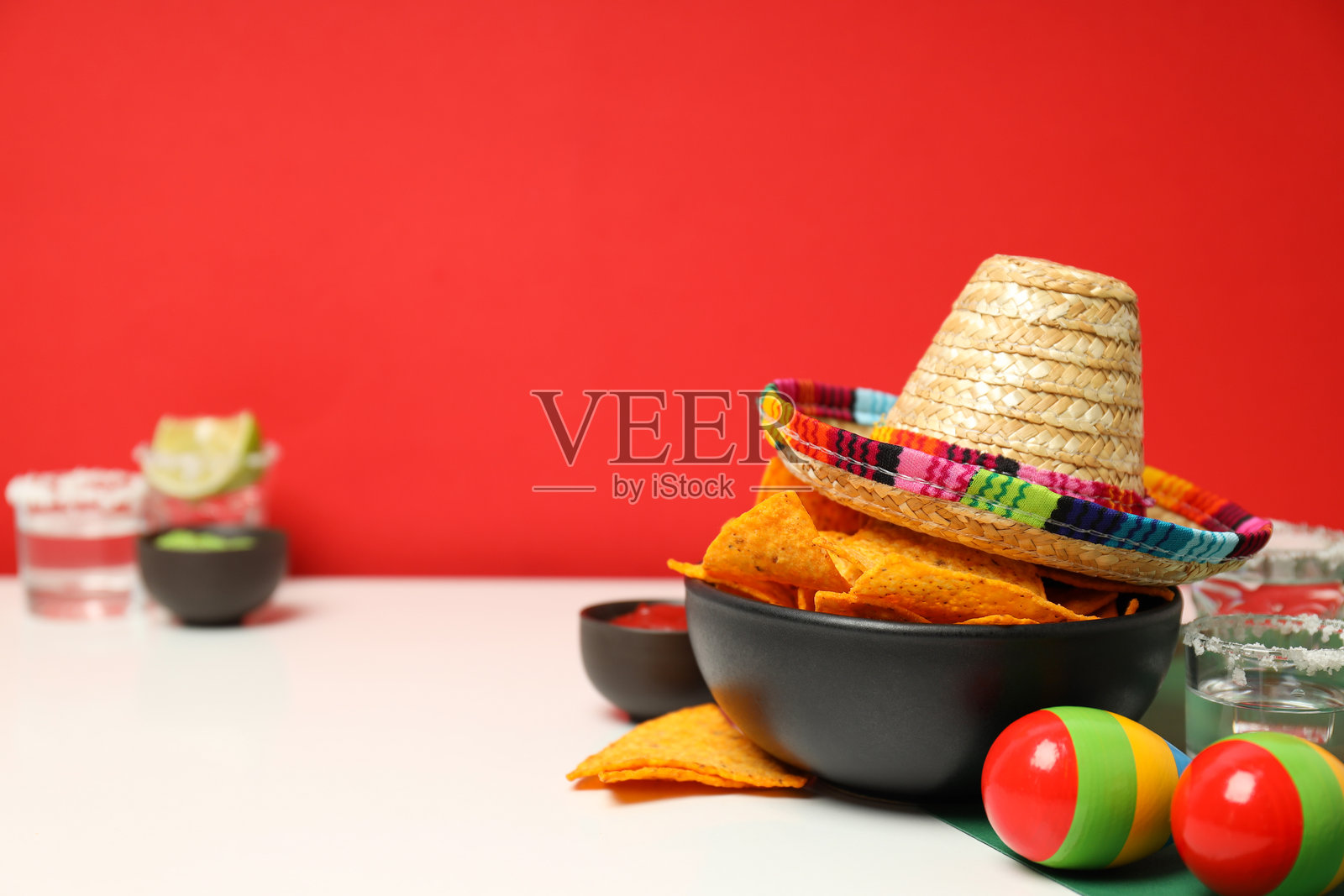 墨西哥美食的概念,玉米饼和龙舌兰酒,留白供文字使用照片摄影图片