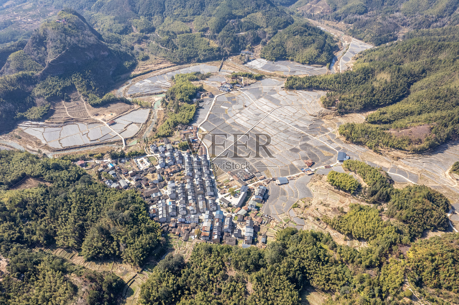 山间的森林、乡村房屋和田野照片摄影图片