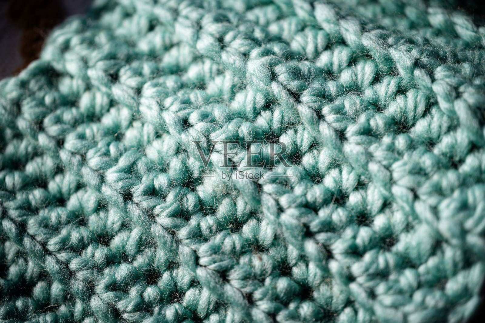 特写镜头展示青绿色钩针纱线的编织细节和纹理照片摄影图片