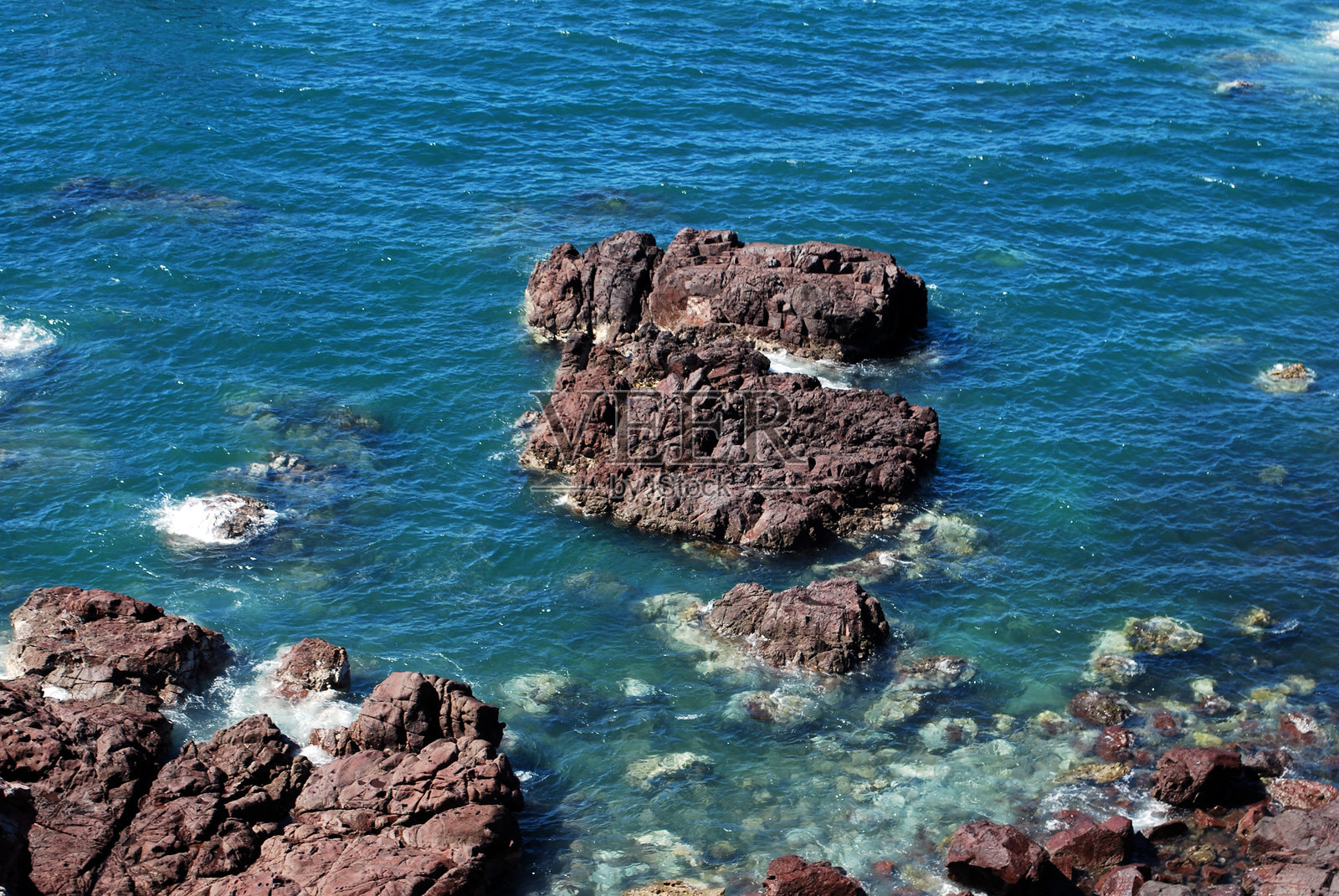 清澈的海岸水域和岩石突起照片摄影图片