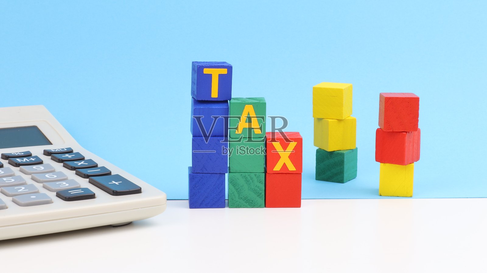 用木块和绘图的办公家具写着“税”字照片摄影图片