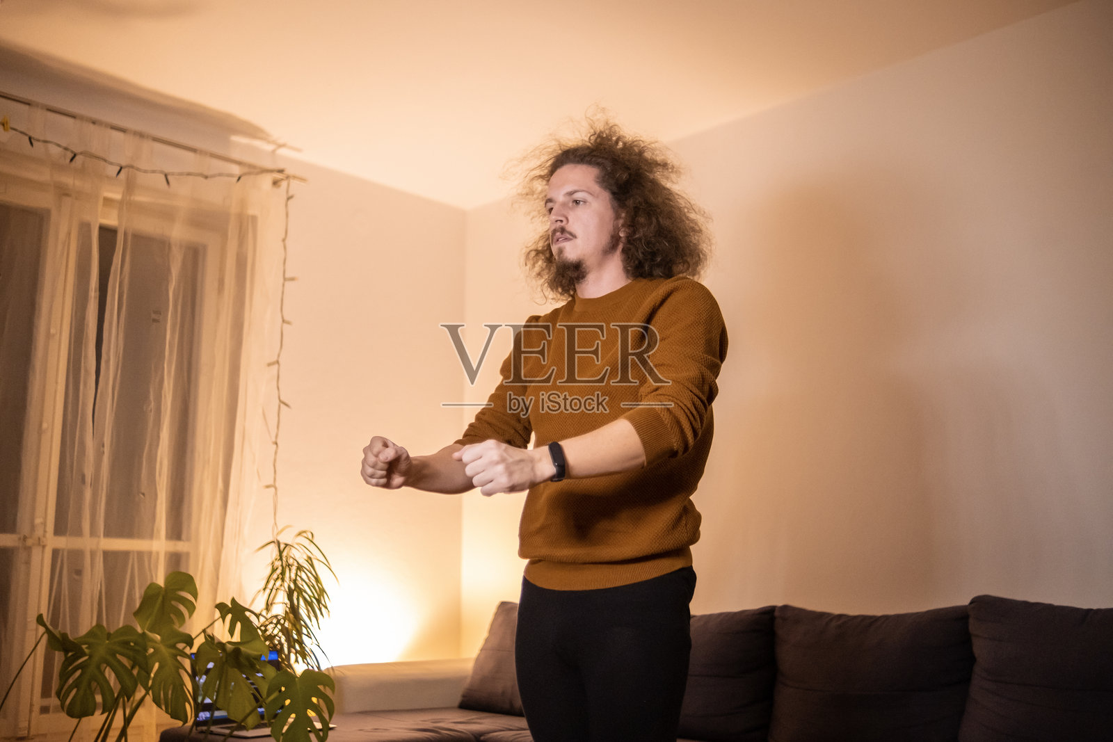 睡觉前再做几个仰卧起坐照片摄影图片