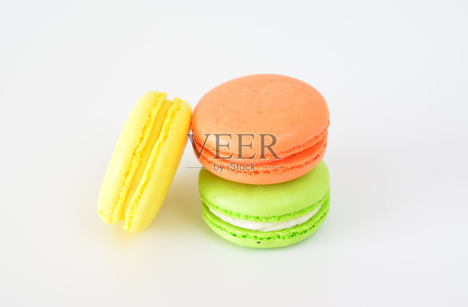 色彩缤纷的马卡龙堆叠特写,白色背景照片摄影图片