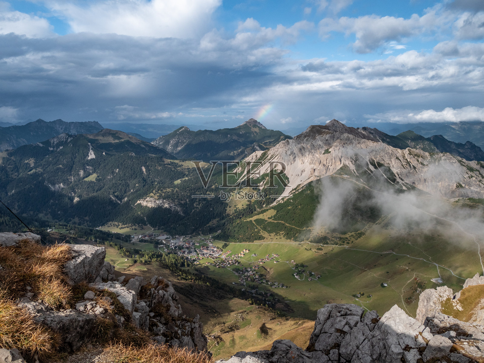 列支敦士登马尔本:阿尔卑斯山村上的彩虹照片摄影图片
