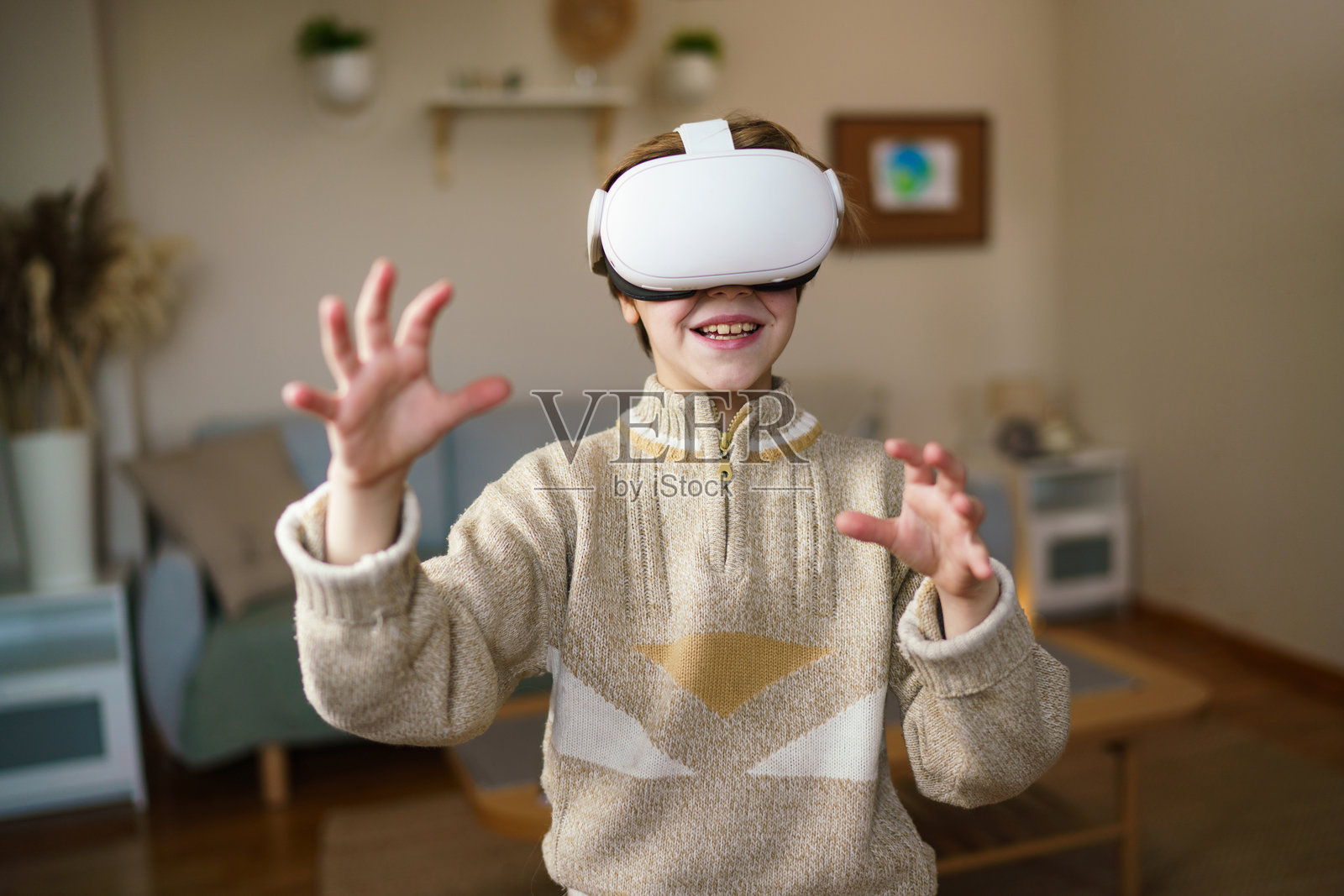 男孩在家中使用虚拟现实头盔照片摄影图片