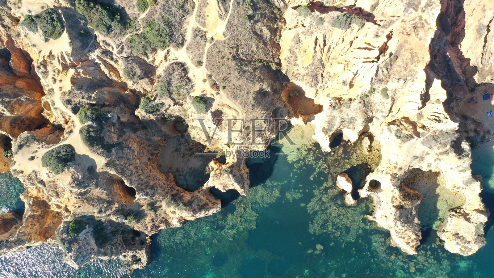 阿尔加维海岸悬崖和碧蓝海水的鸟瞰图。照片摄影图片