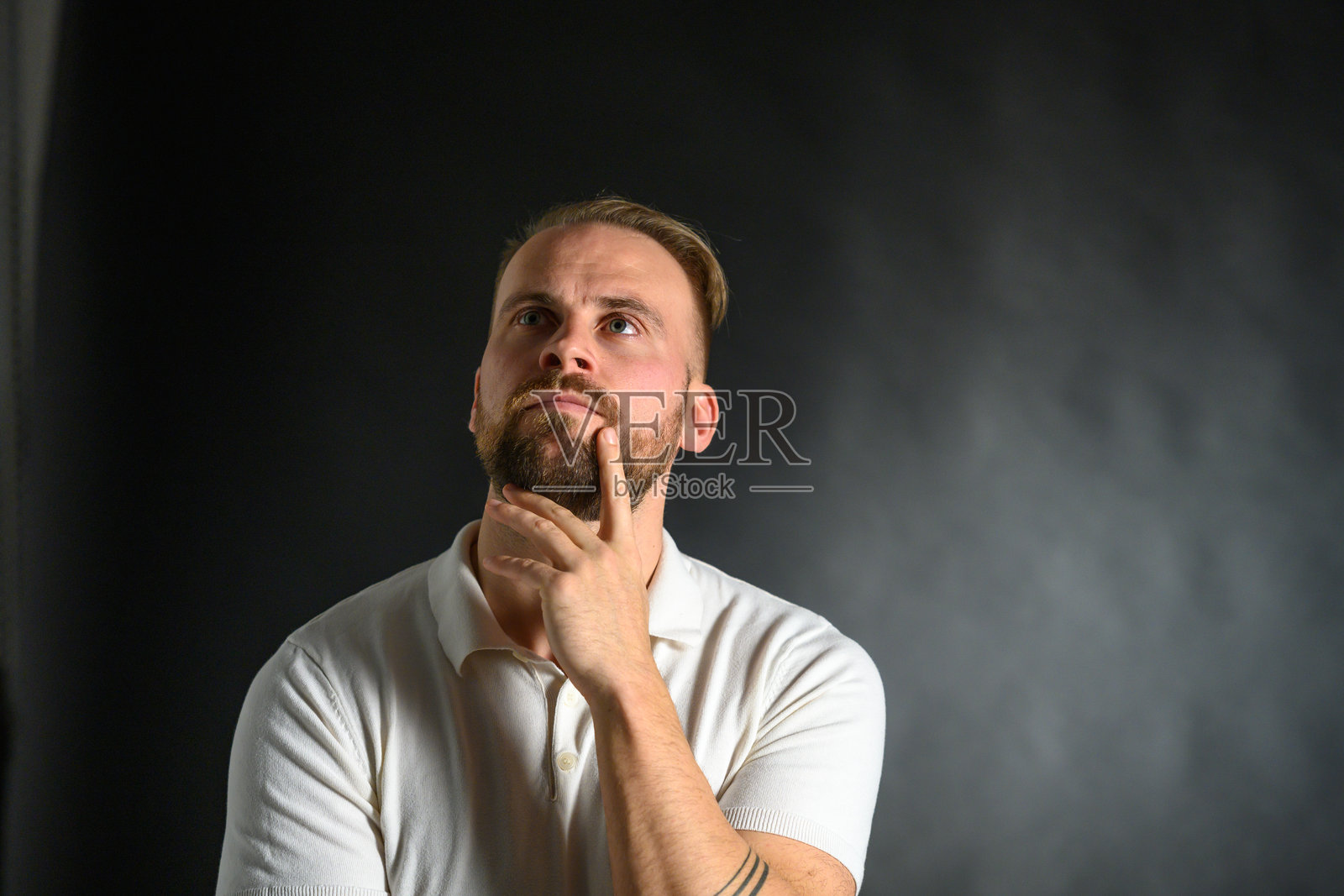 深思熟虑的中年白人男性在沉思照片摄影图片