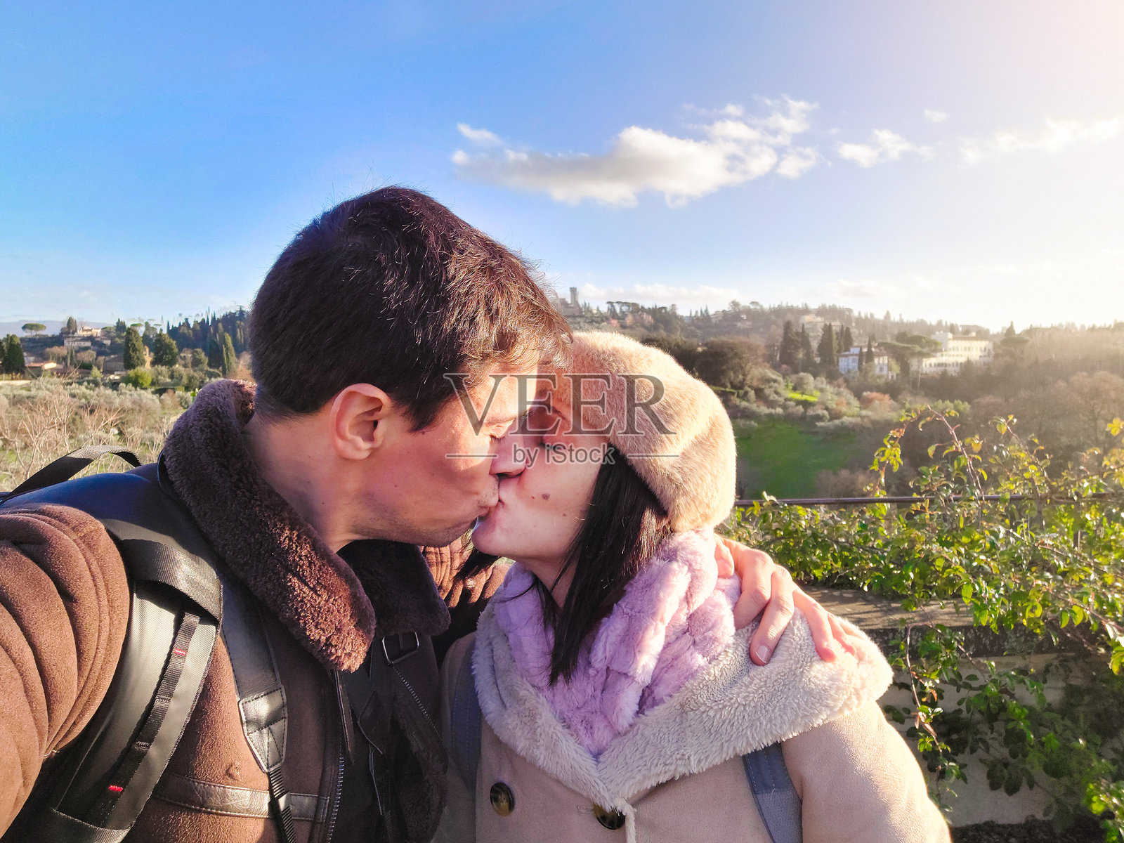 情侣在托斯卡纳度假时亲吻照片摄影图片