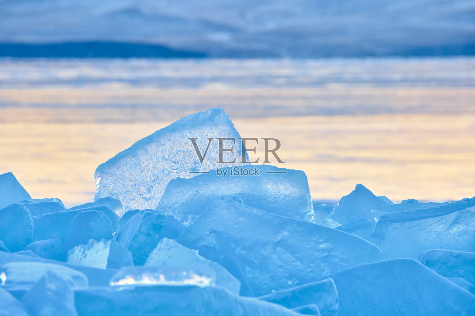 一块冰山在黎明的背景下竖立着照片摄影图片