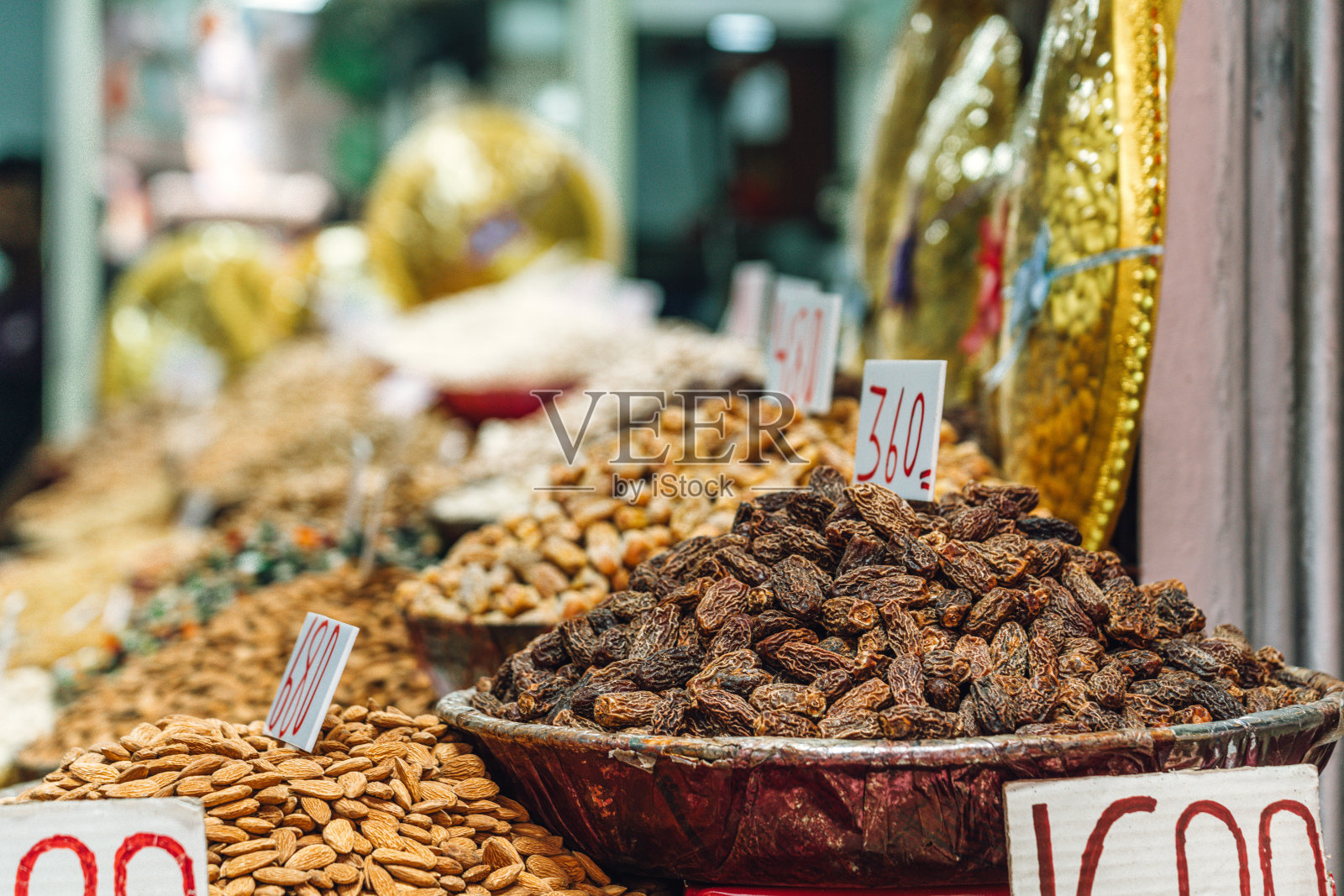 德里繁忙的亚洲香料市场中干果的特写照片摄影图片