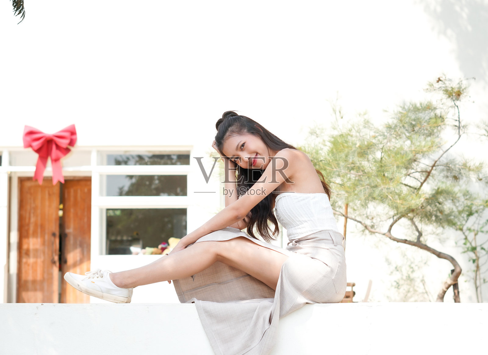 年轻女性坐在沙发上照片摄影图片