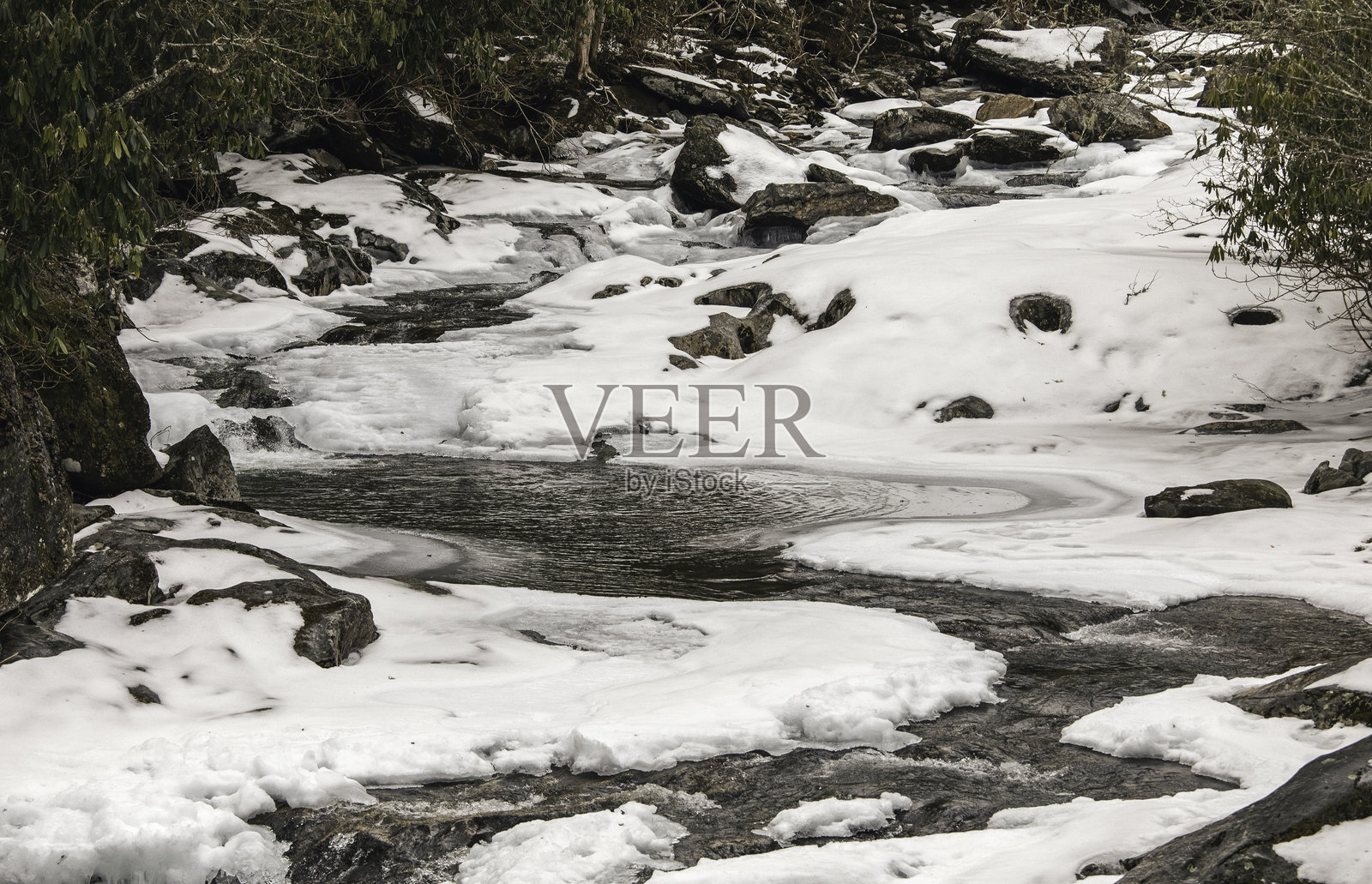 蓝岭山脉中的冰冷河流照片摄影图片