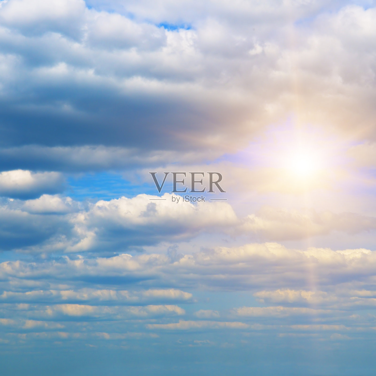 蓝天白云和明亮的阳光。照片摄影图片