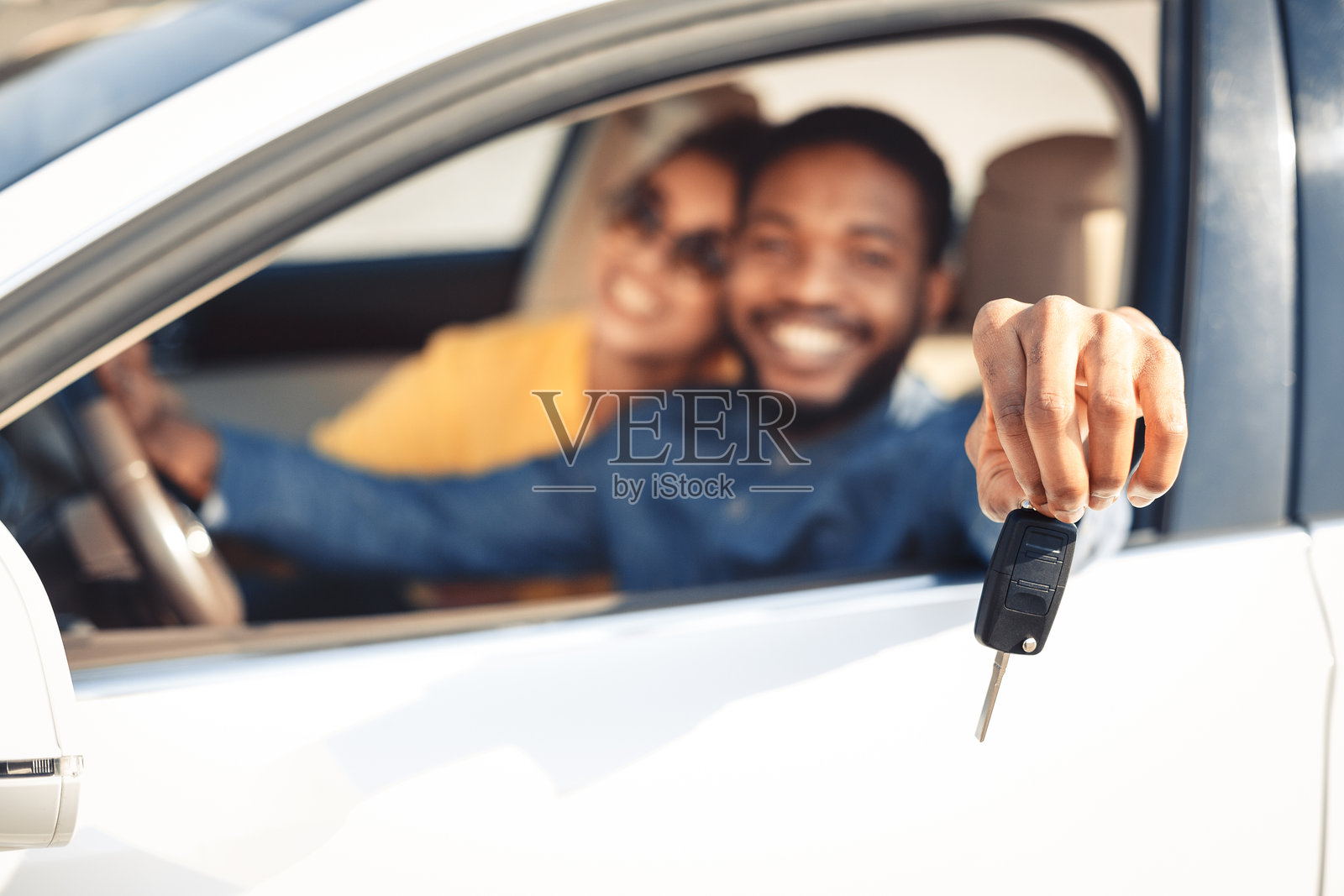 Couple Celebrating New Car Purchase While Smiling and Enjoying the Moment Together照片摄影图片
