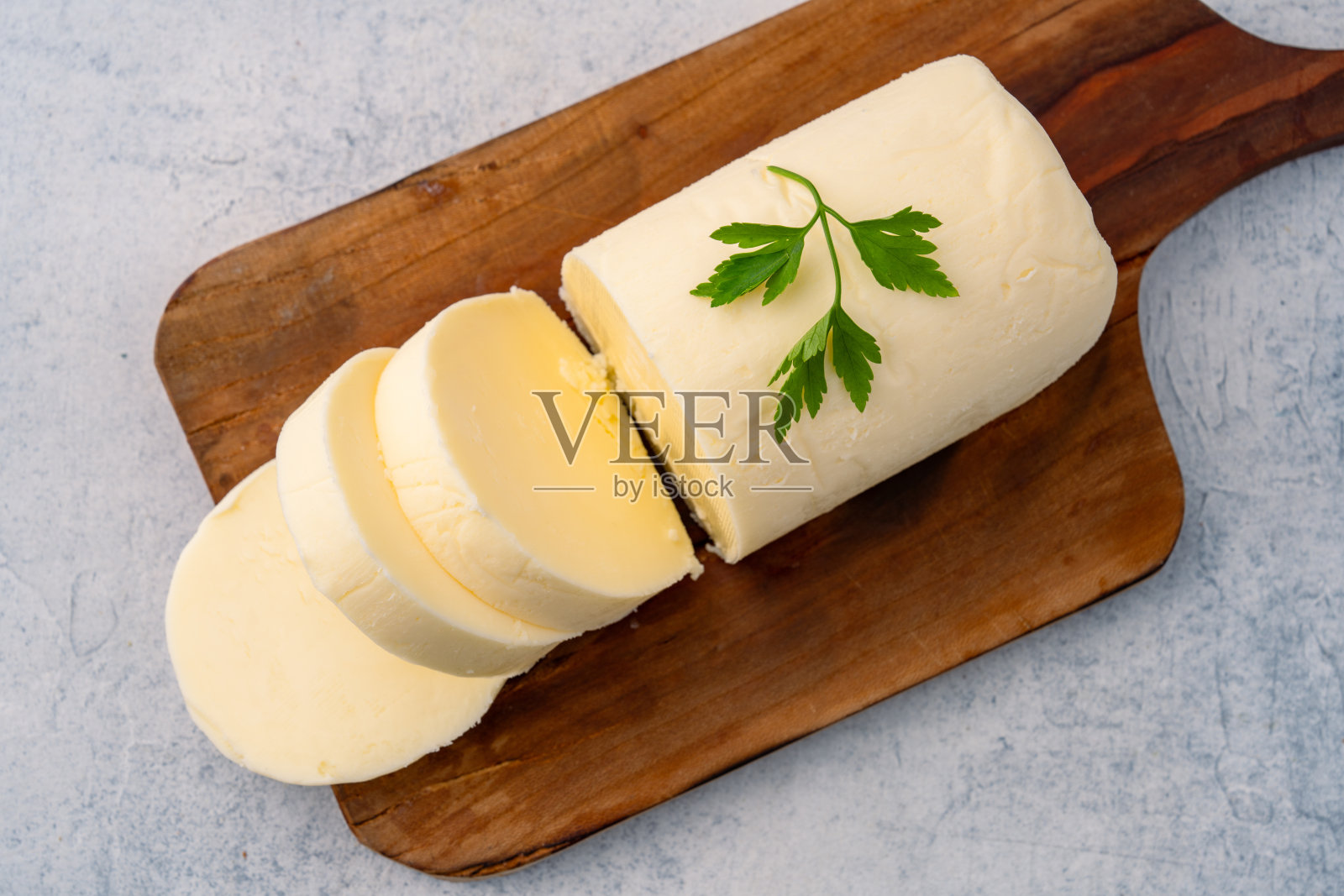 增添风味的黄油,适合早餐,背景为白色照片摄影图片