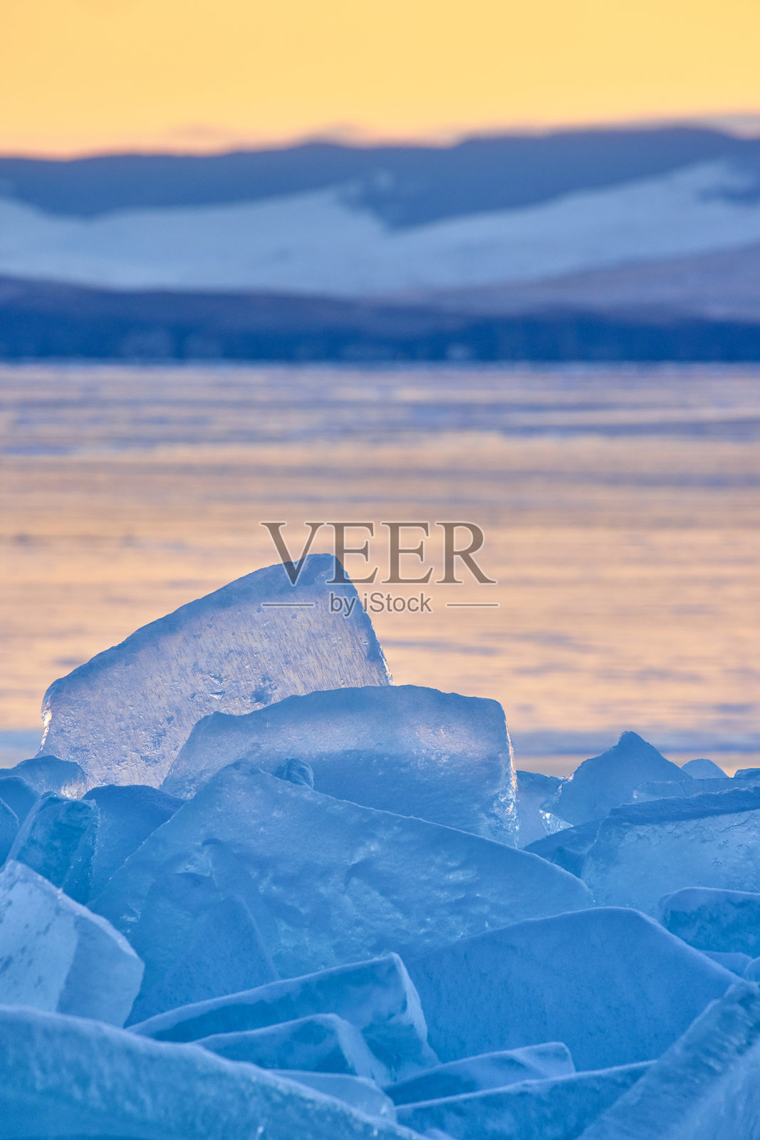 一块冰山在黎明的背景下竖立着照片摄影图片