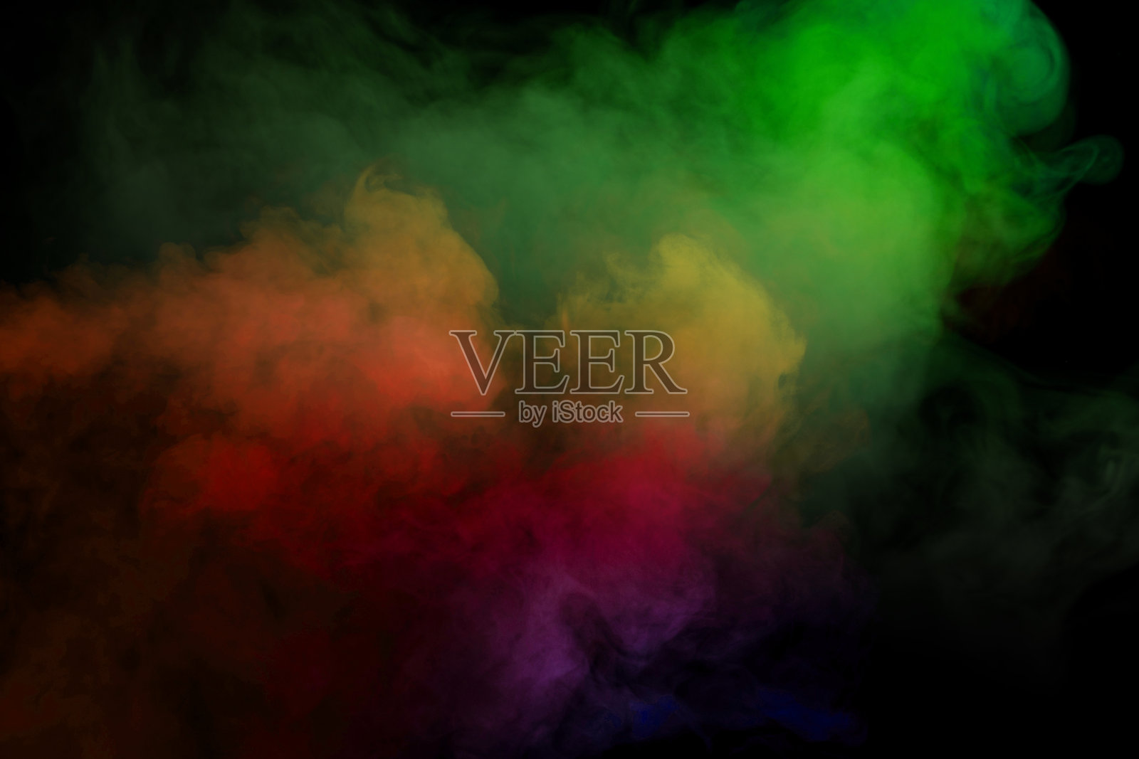 绿色和白色的蒸汽在黑色的背景上。照片摄影图片