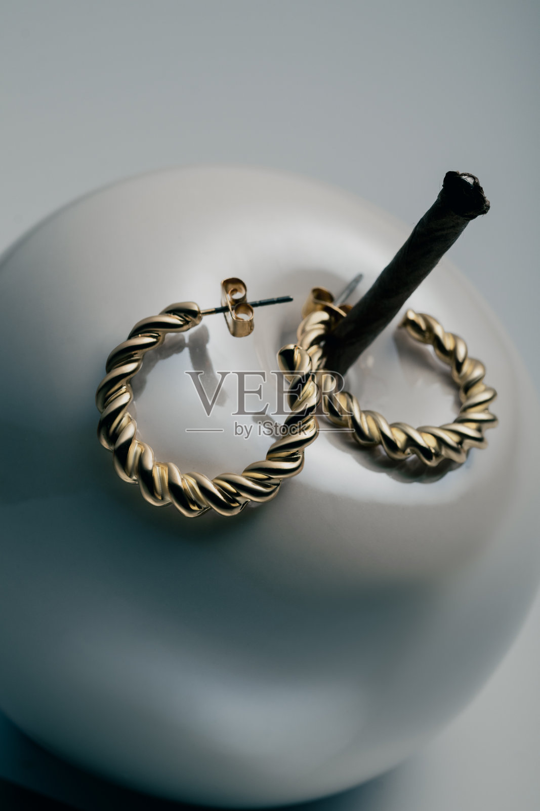 复古美学中的金色圆环耳环,展示现代珠宝,留白空间照片摄影图片