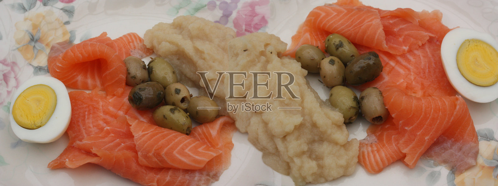 熏三文鱼片 调味的芹菜根泥 煮熟的鸡蛋 绿橄榄 开胃菜自助餐照片摄影图片