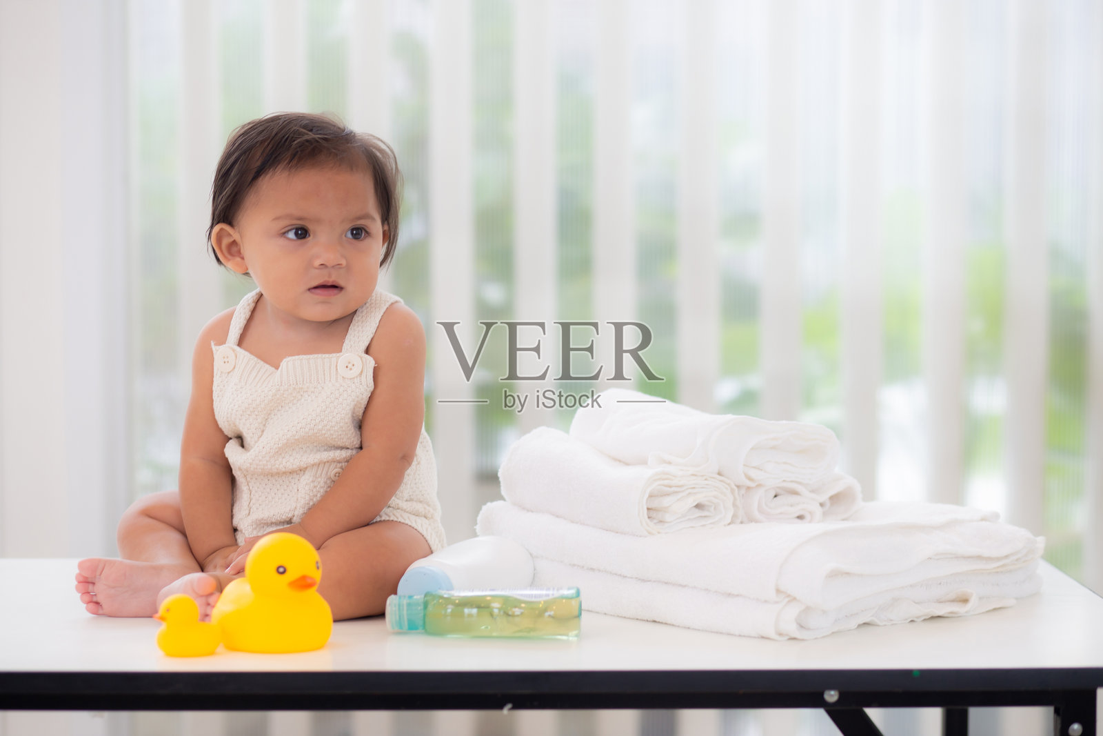 好奇的亚洲宝宝肖像,表情丰富,幼儿可爱,女儿充满情感。照片摄影图片