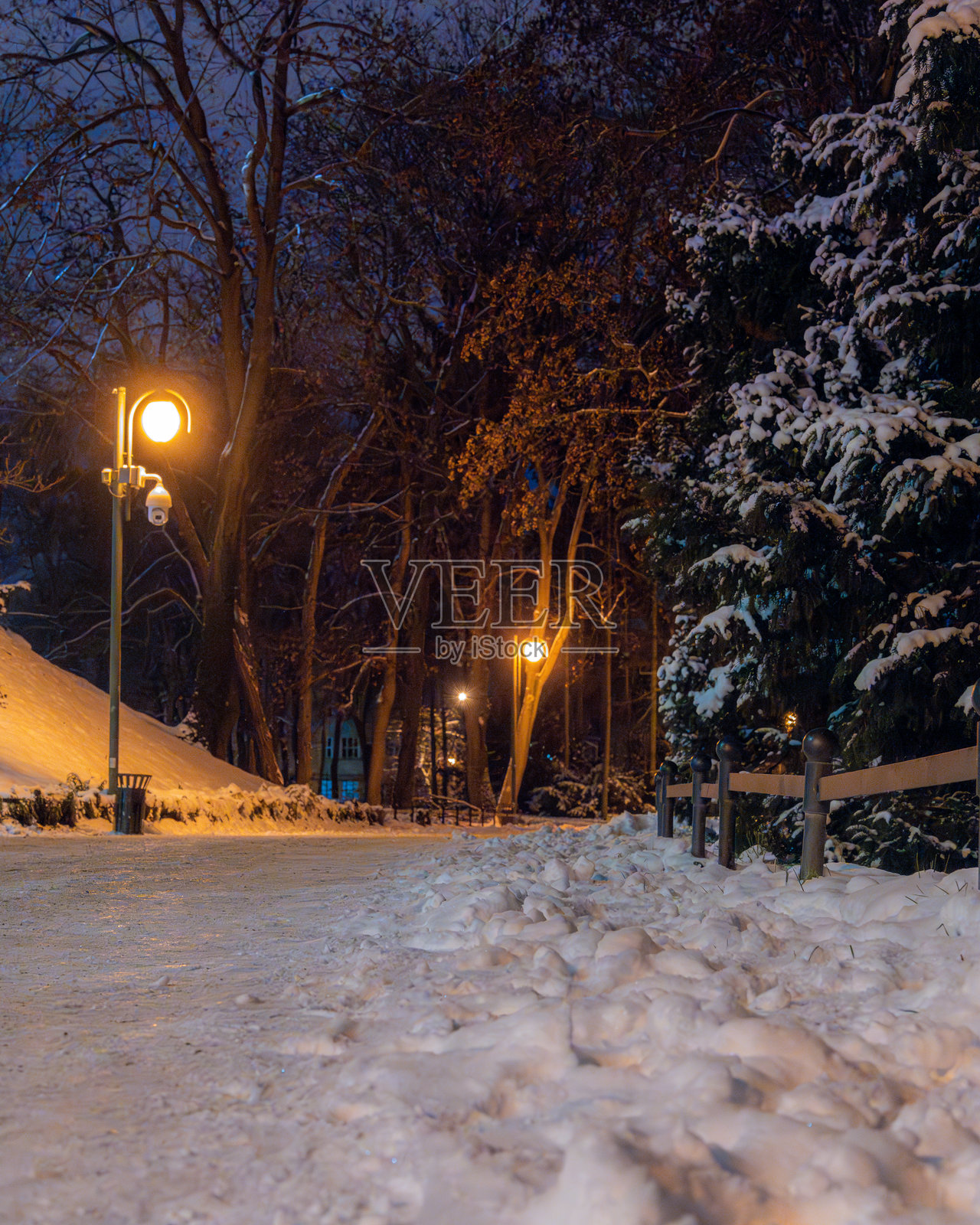 冬夜空荡荡的公路。照片摄影图片
