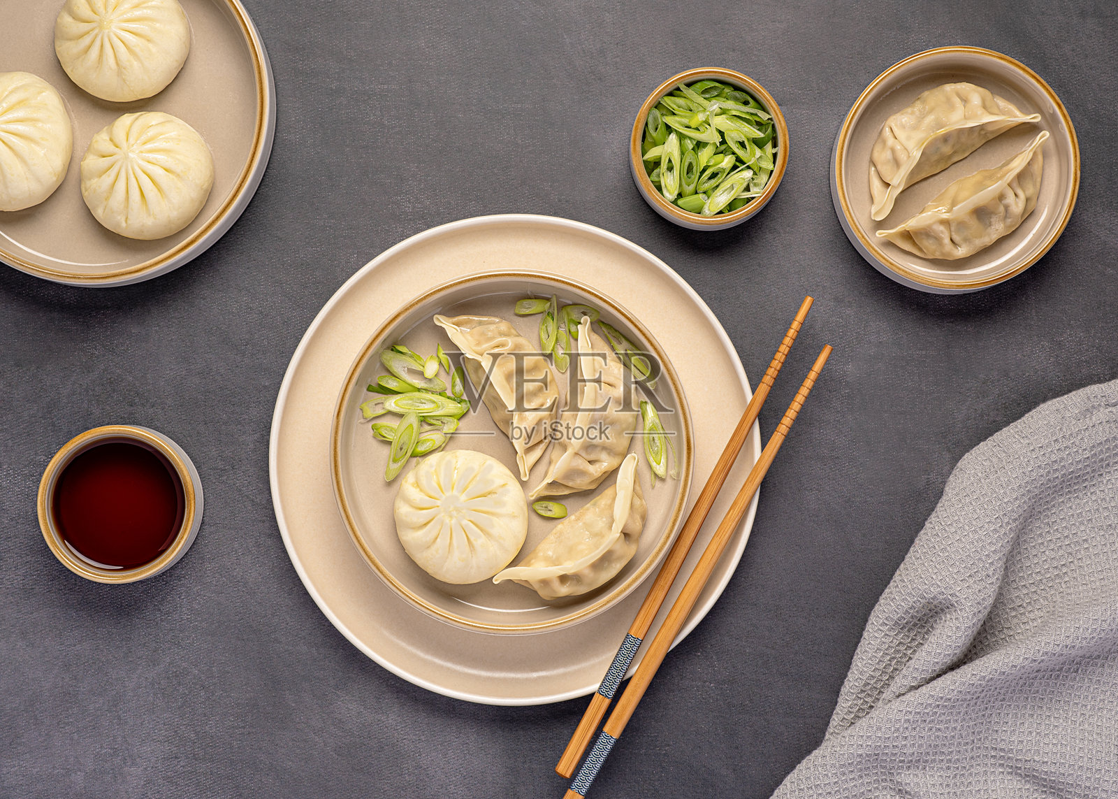 蒸鸭包子和鸡肉饺子的摄影作品照片摄影图片