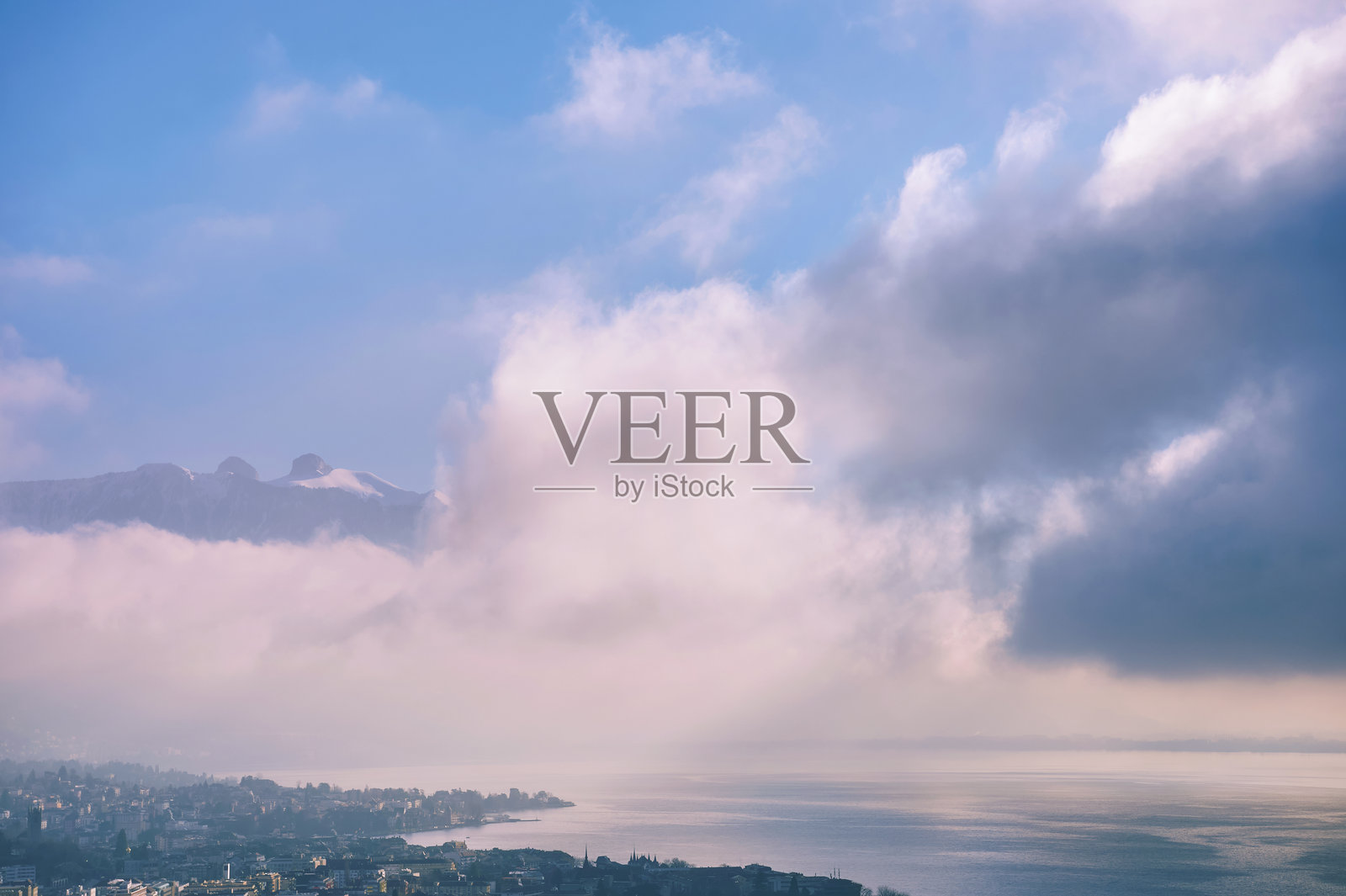 日内瓦湖(或称莱曼湖)上空巨大的冬季云朵,维韦和蒙特勒,瑞士照片摄影图片