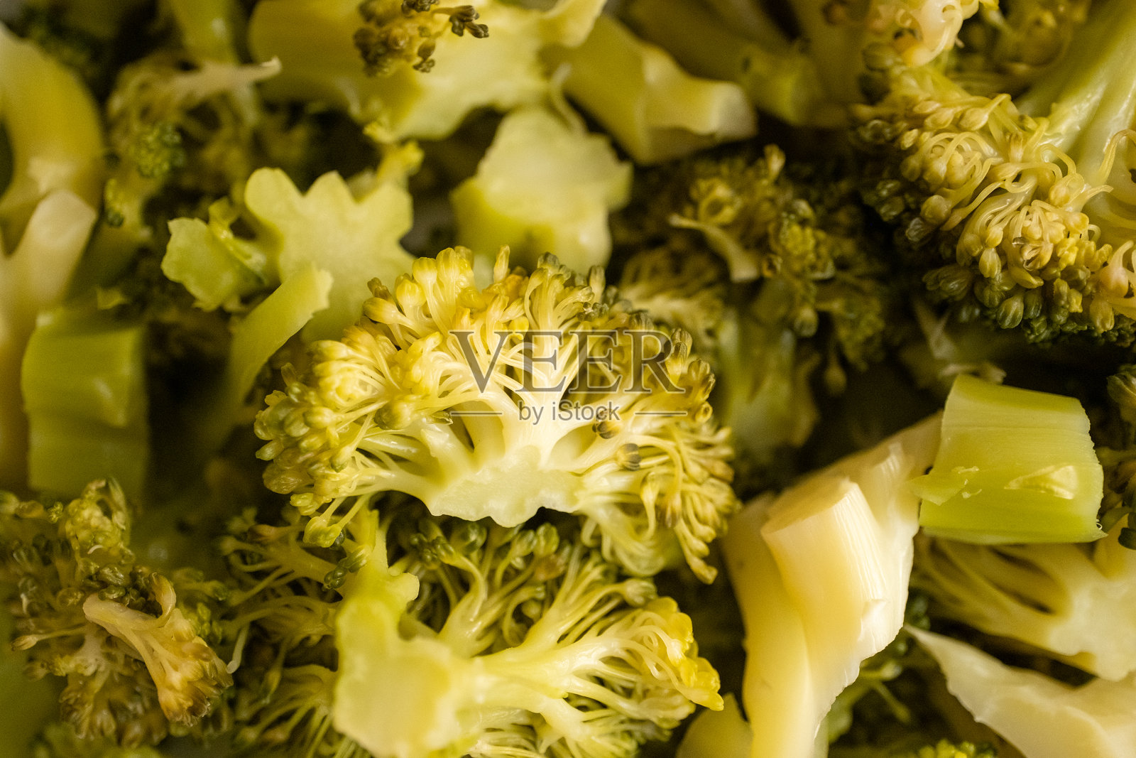 新鲜西兰花放在白色盘子上特写照片摄影图片