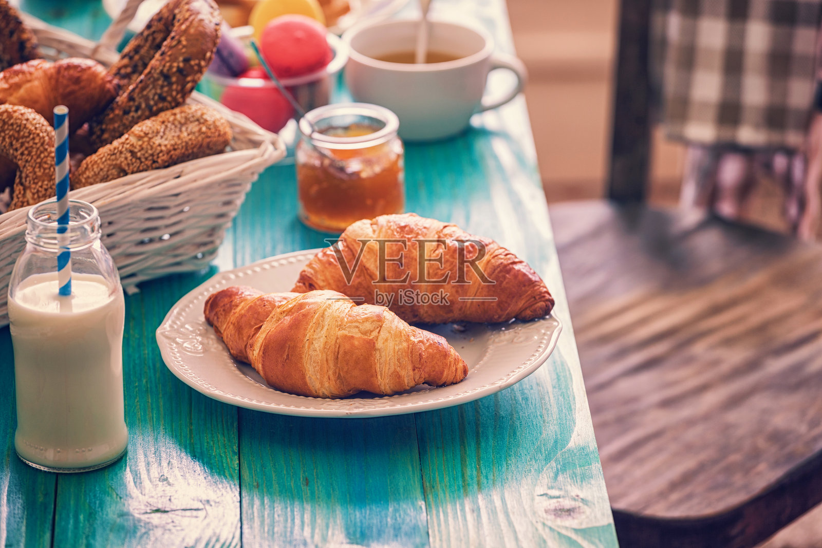 传统欧式早餐的餐桌布置照片摄影图片