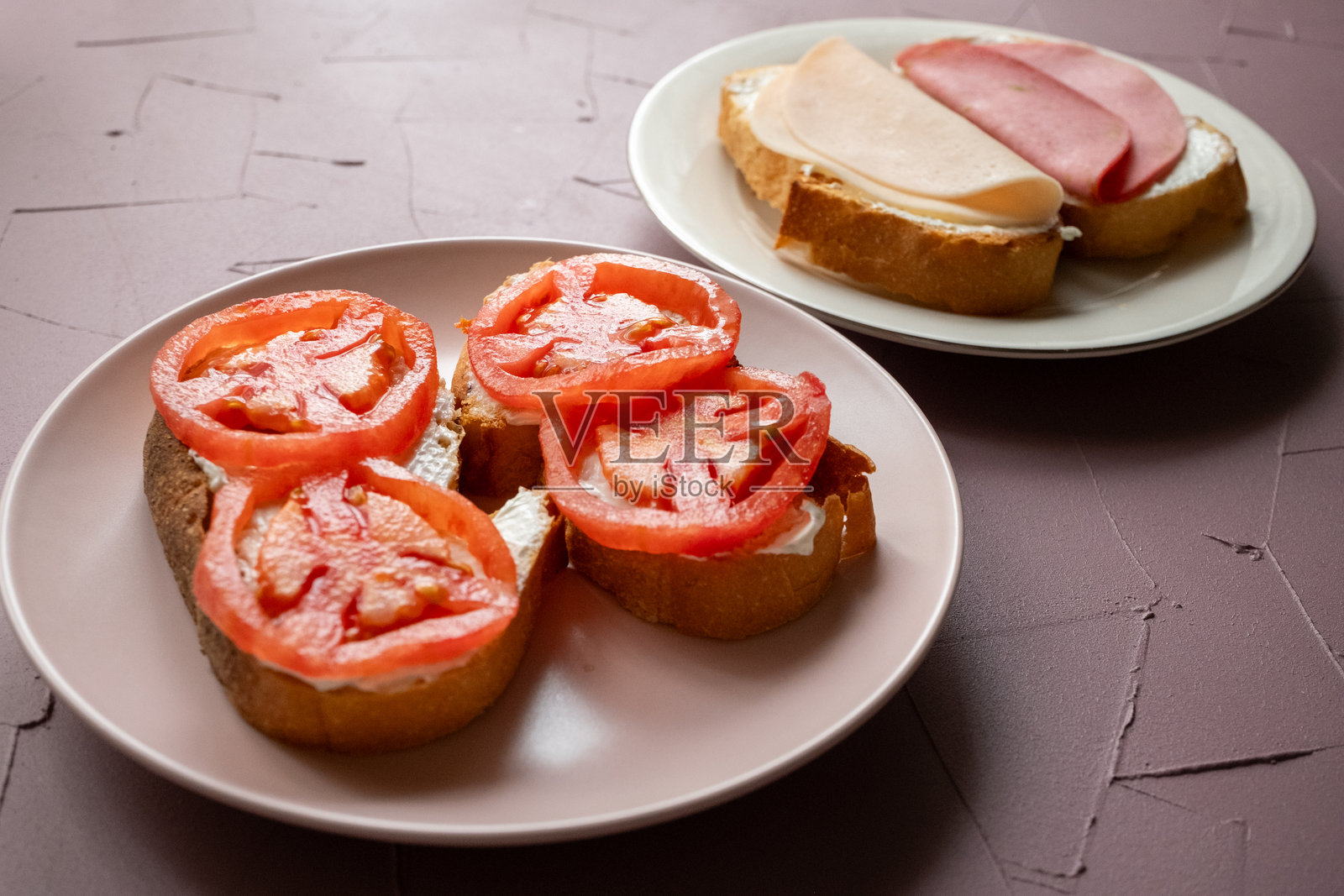 西班牙文化小吃:肉类、奶酪和番茄的塔帕三明治照片摄影图片