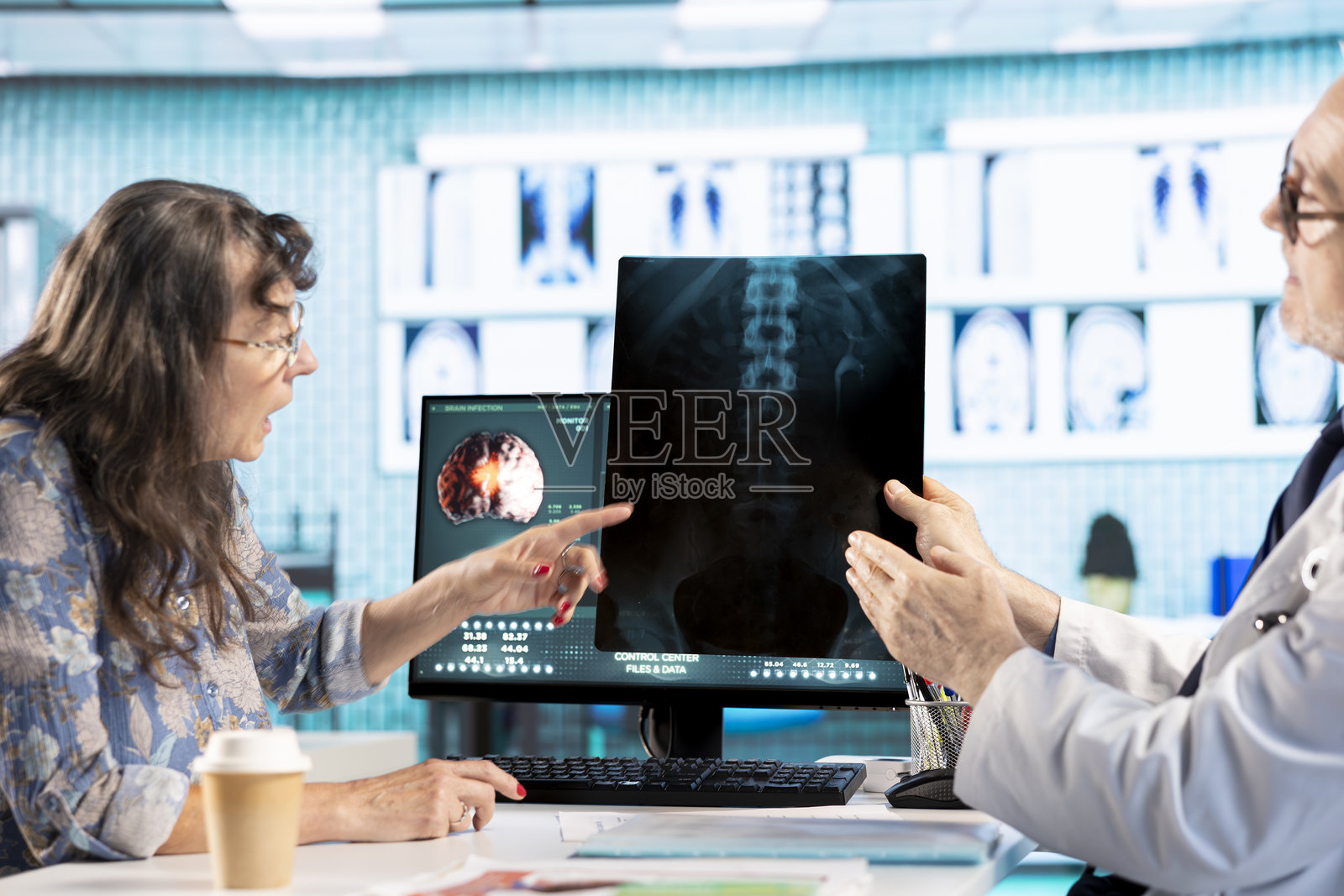 全科医生与患者就诊断报告进行讨论照片摄影图片