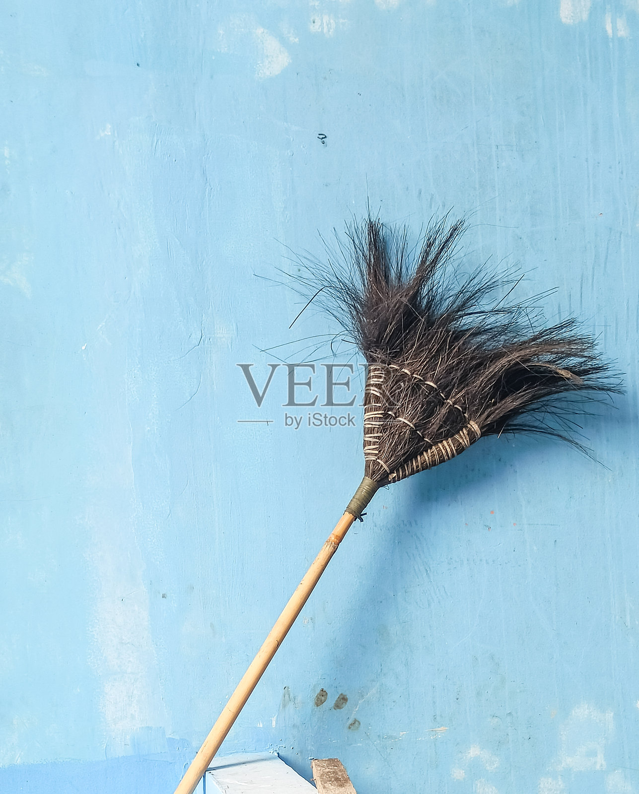 房屋屋顶墙壁的扫帚照片摄影图片