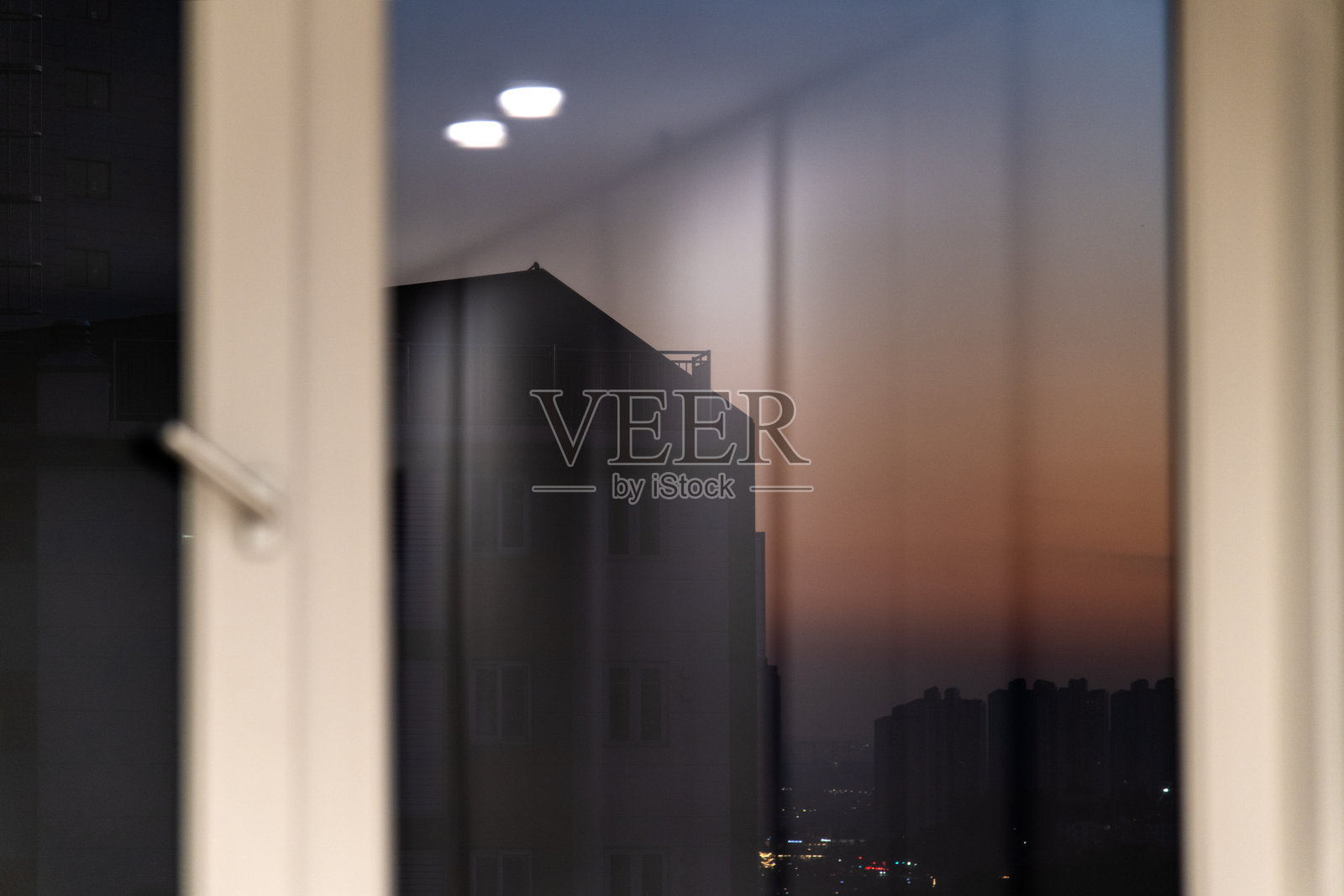 透过窗玻璃的日落景色照片摄影图片