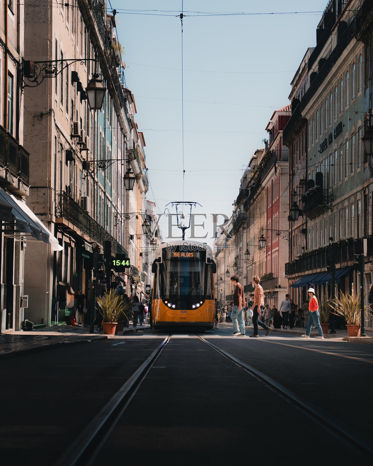 里斯本历史街道上的黄色电车照片摄影图片