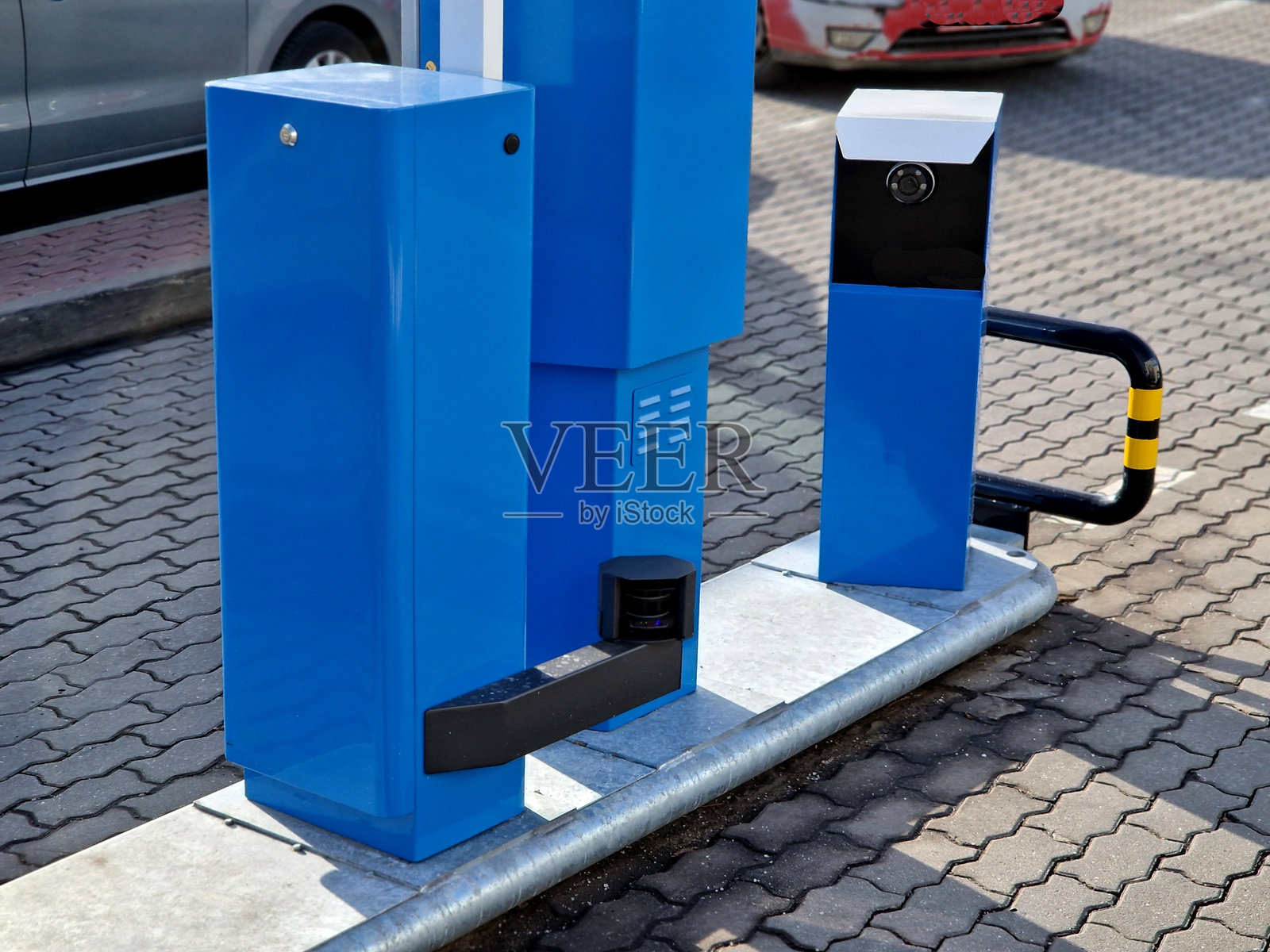 摄像头系统使车牌的实时高精度识别成为可能。车牌号已缴付车牌费后,车辆将驶抵防护栏照片摄影图片