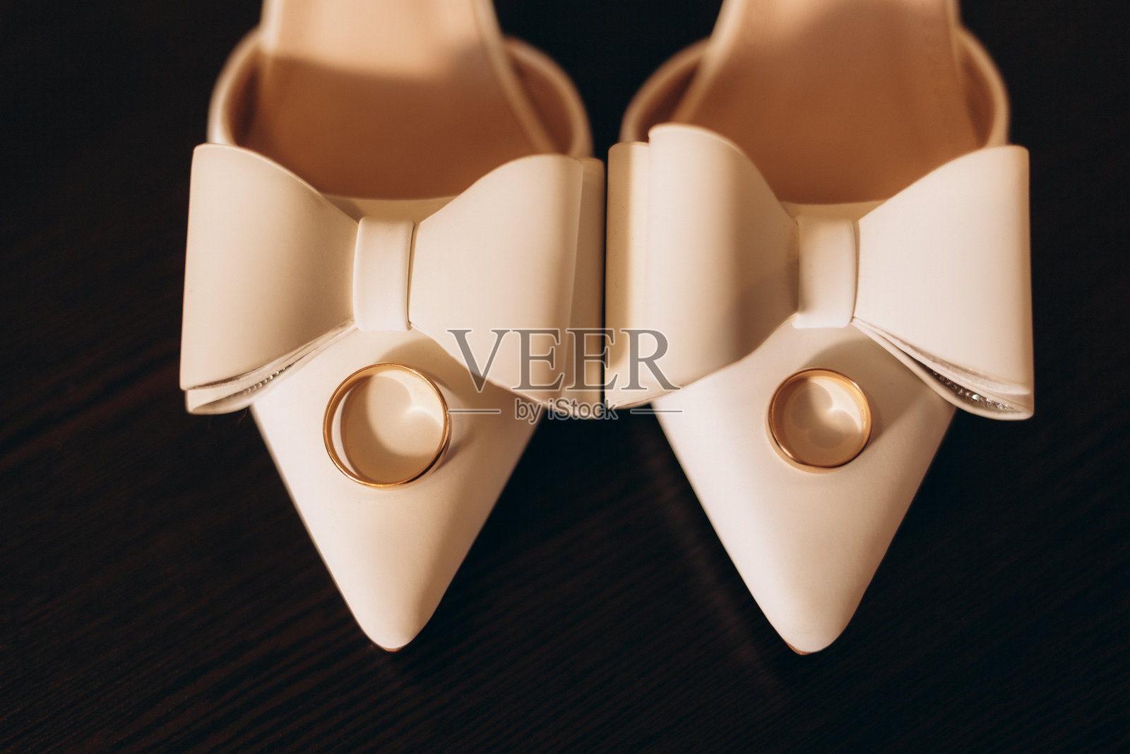 优雅的婚礼细节拍摄:新娘鞋、戒指和珠宝照片摄影图片