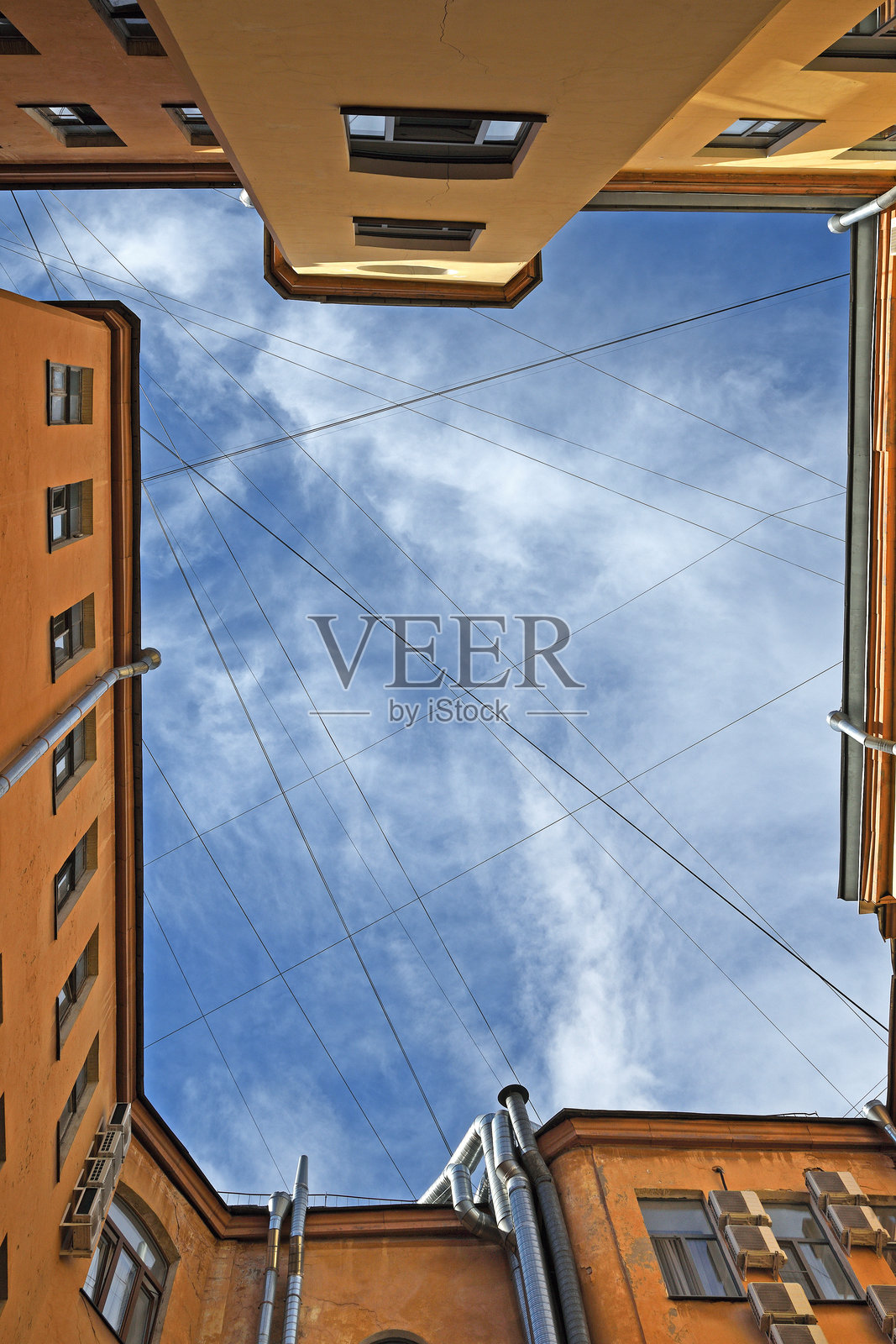 俄罗斯历史中心的庭院(庭院井)与蓝天照片摄影图片