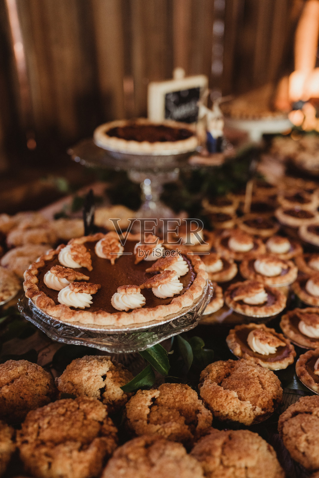 甜点桌上的南瓜派、松饼和胡桃派照片摄影图片