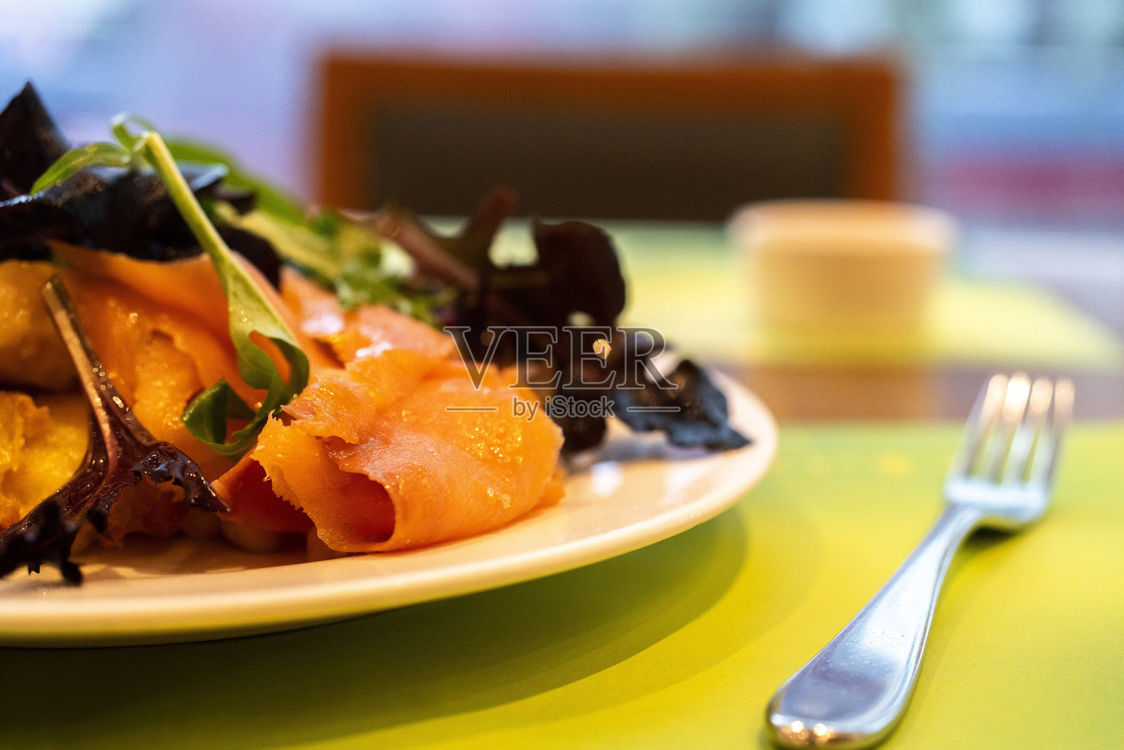 烟熏三文鱼沙拉照片摄影图片