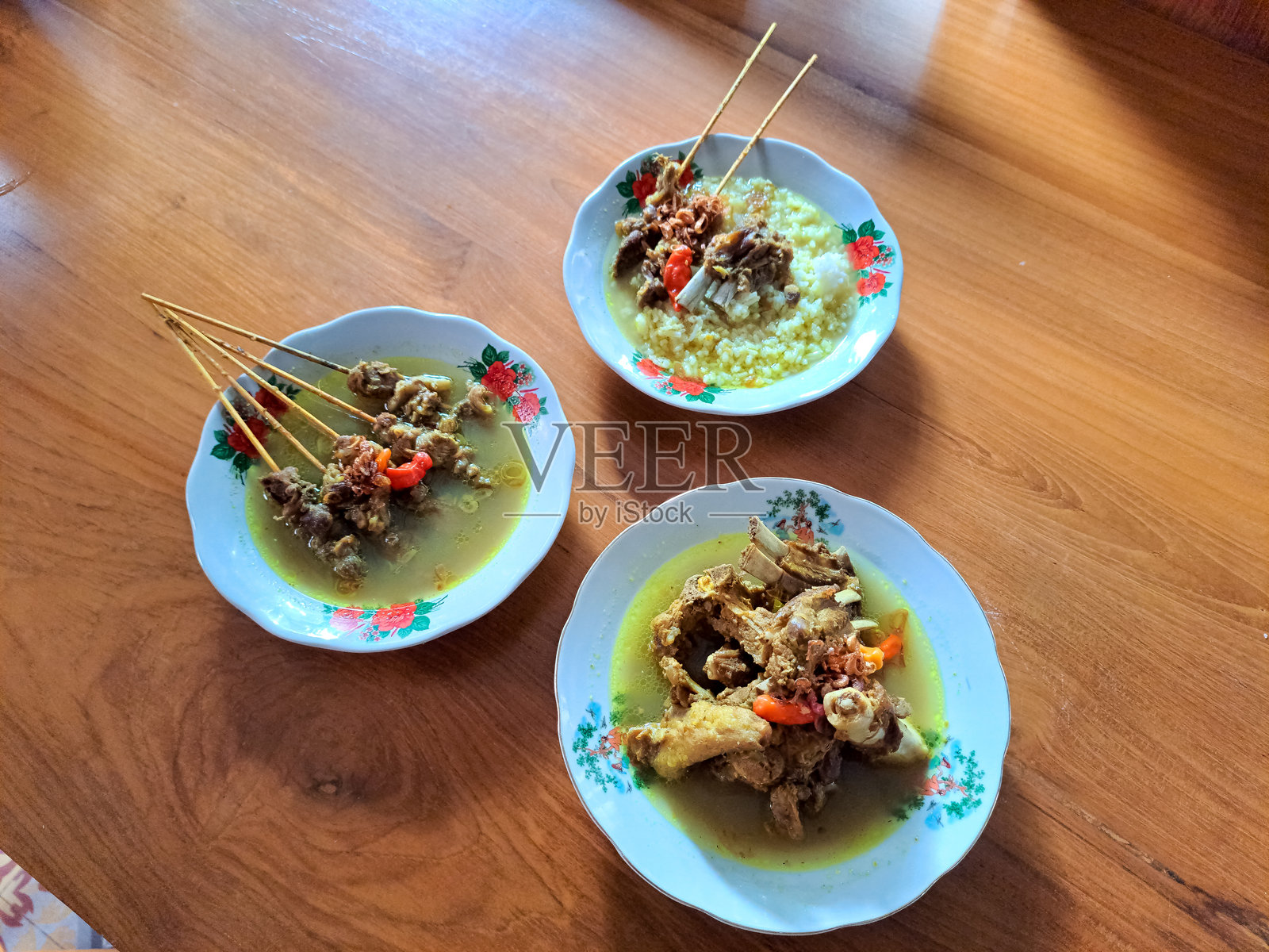 腾克伦索洛或索洛羊肉汤,腾克伦羊肉串,腾克伦汤或印尼羊肉炖汤。印尼美食菜单。照片摄影图片