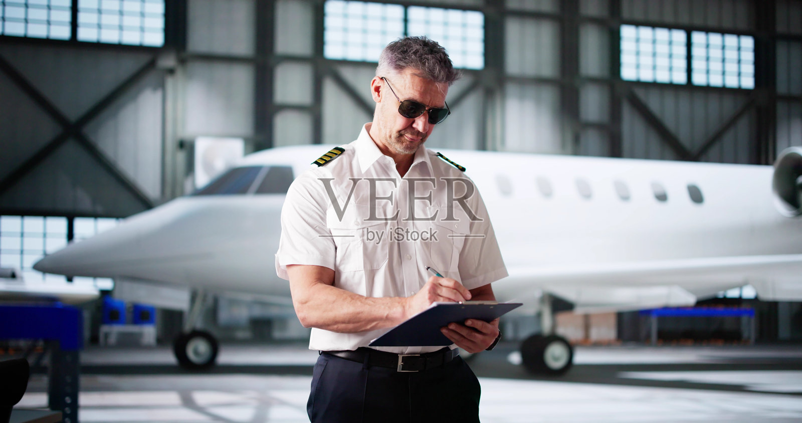 飞机机长在起飞前进行检查清单照片摄影图片