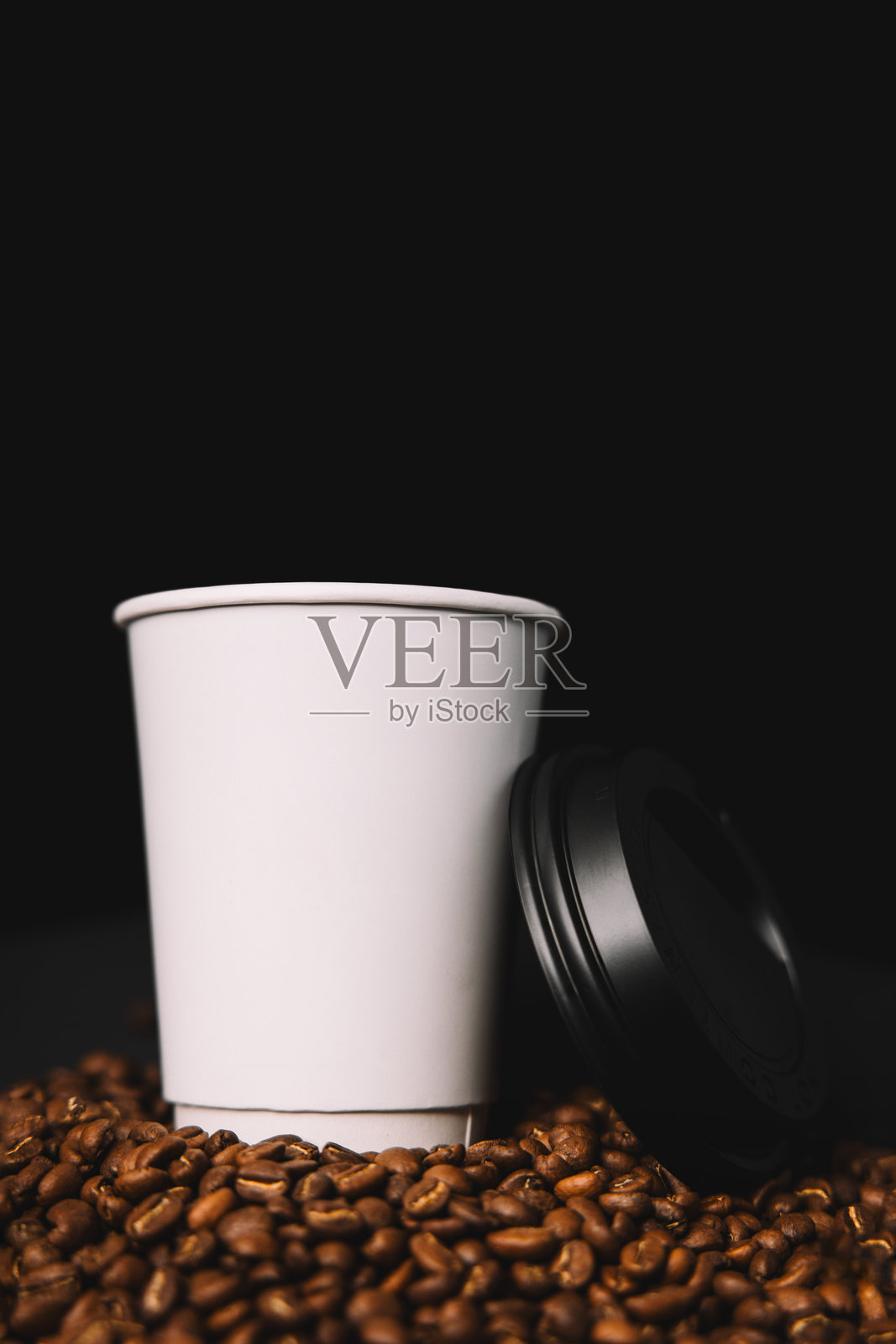 烘焙咖啡豆和一次性外带杯照片摄影图片