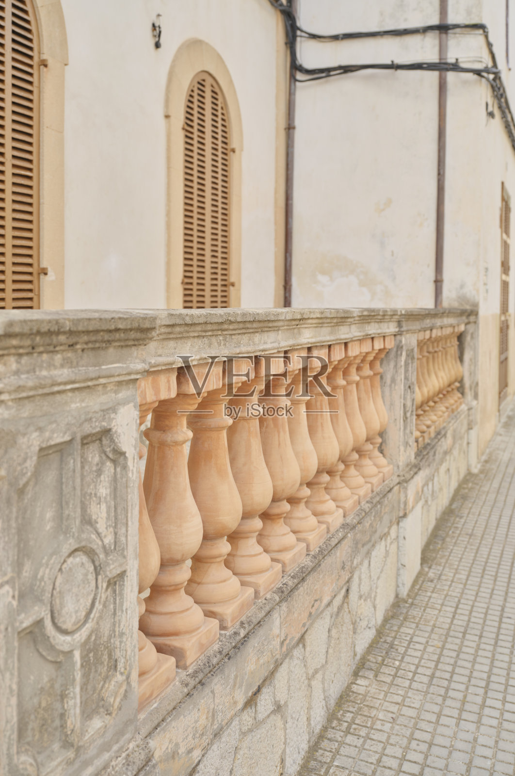 马洛卡,西班牙传统建筑上的乡村石阳台照片摄影图片