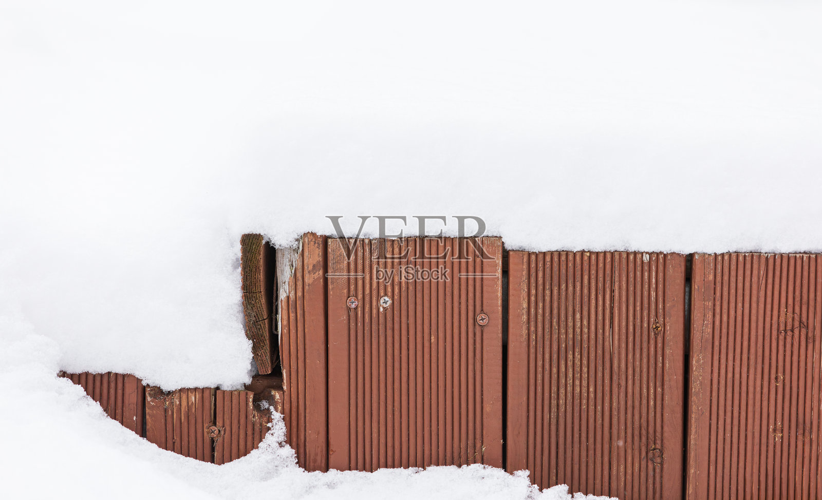 公园步道木质甲板上的积雪。俯视图照片摄影图片