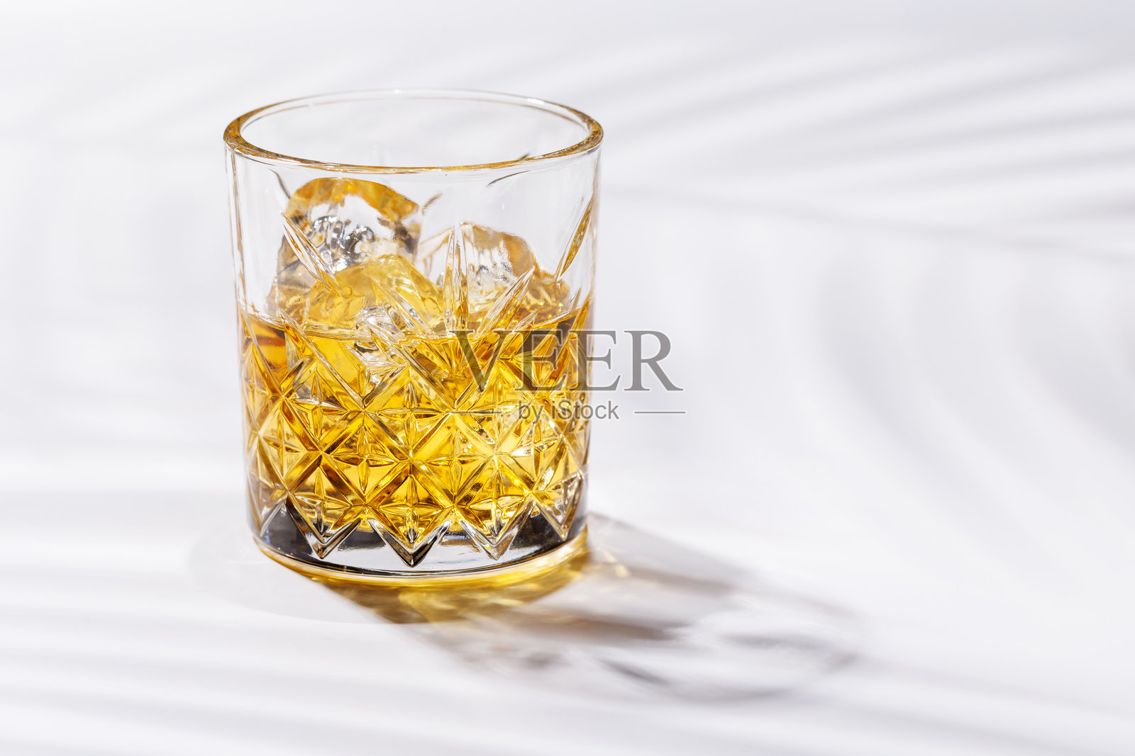 一杯精致的冰镇威士忌照片摄影图片