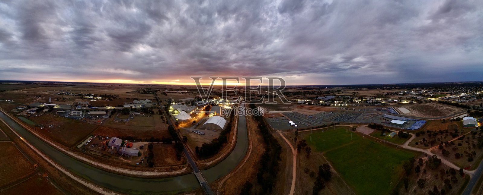 点亮的米厂照片摄影图片