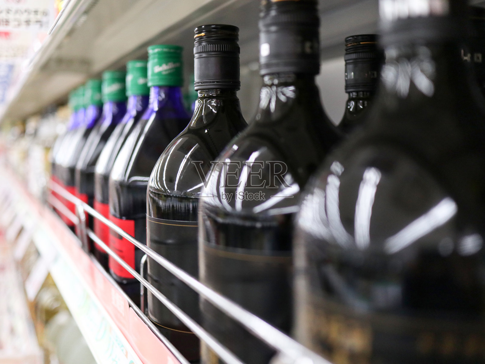 商店里排放着的烧酒瓶照片摄影图片